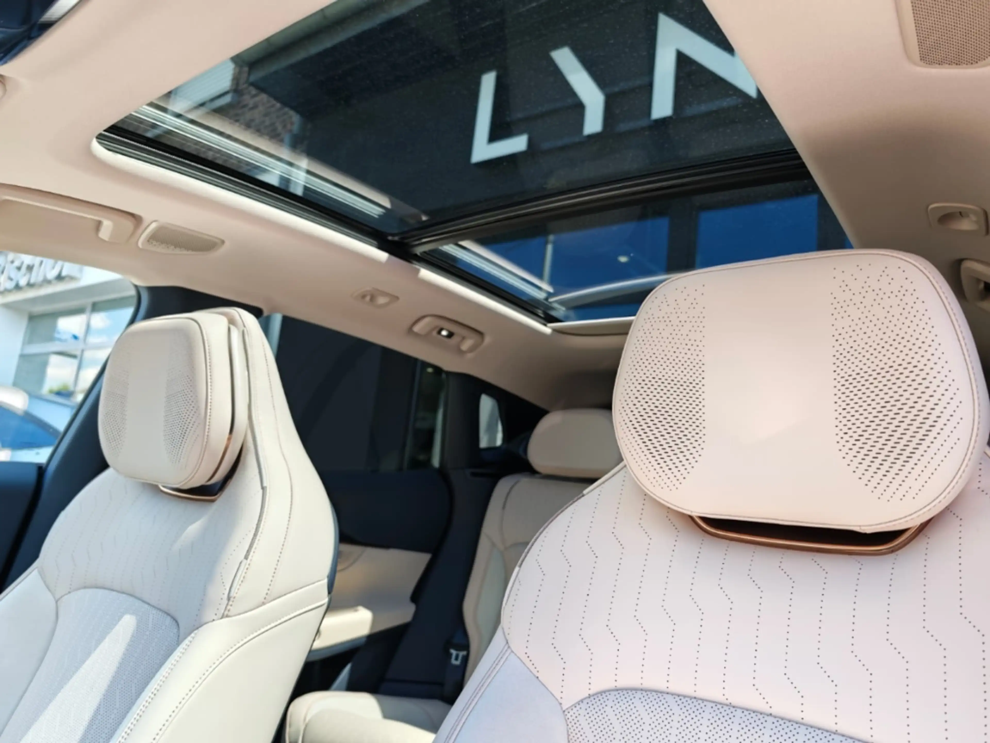 Lynk & Co 08 More 1.5 PHEV 360 Kamera Pano Massagesitze HarmanK — photo 10