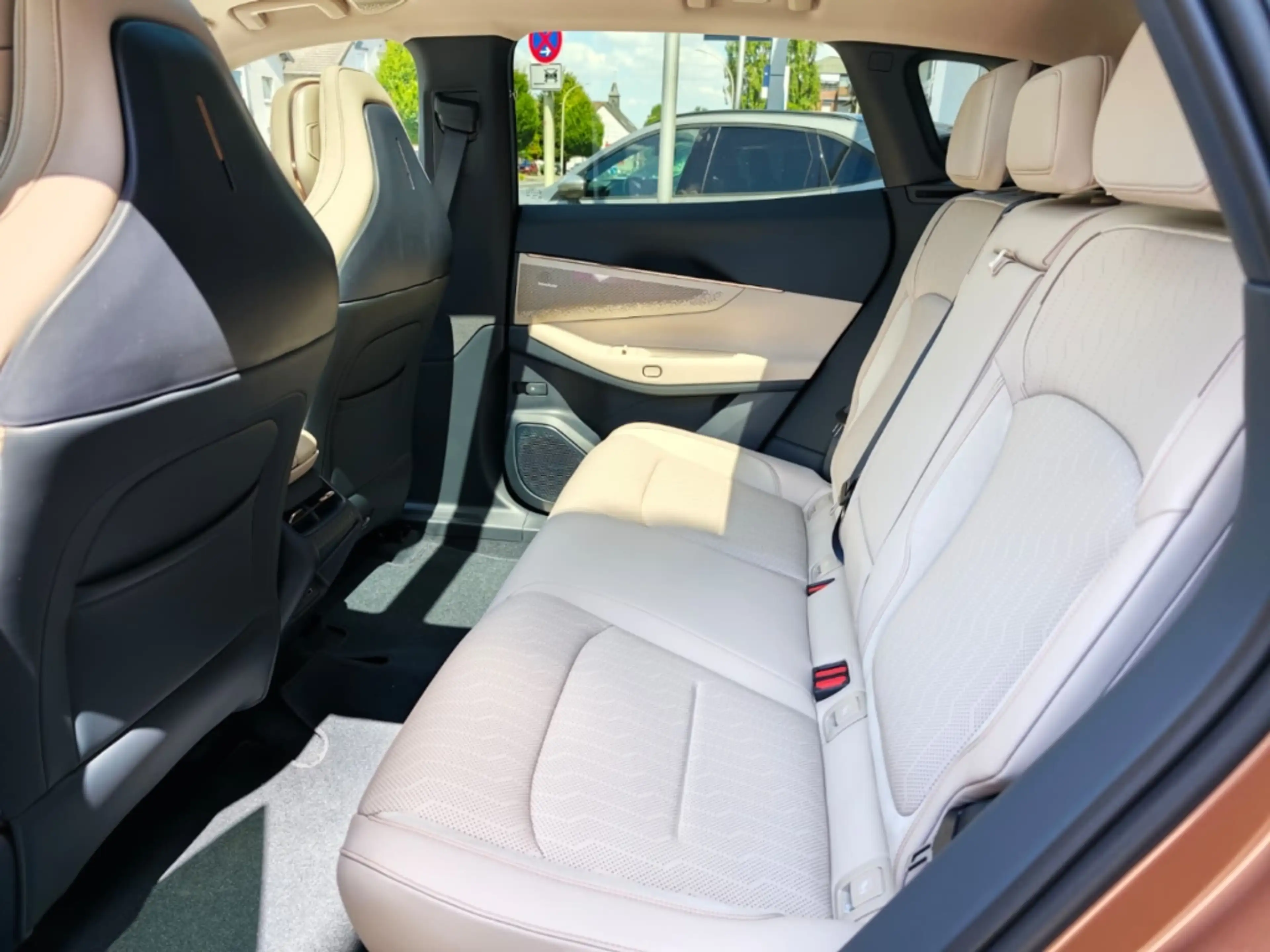 Lynk & Co 08 More 1.5 PHEV 360 Kamera Pano Massagesitze HarmanK — photo 12