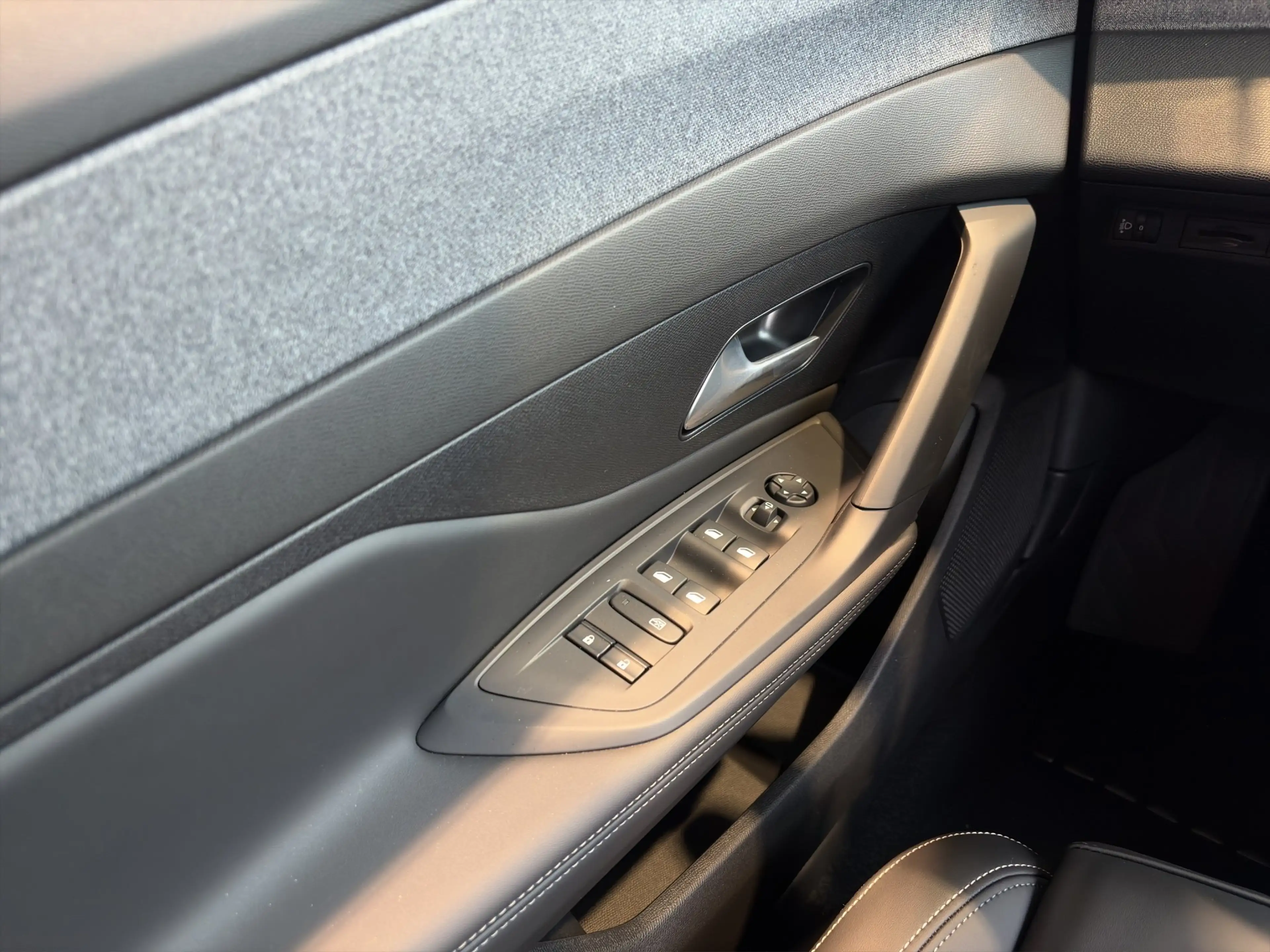 Peugeot 408 Hybrid 145 Allure — photo 9