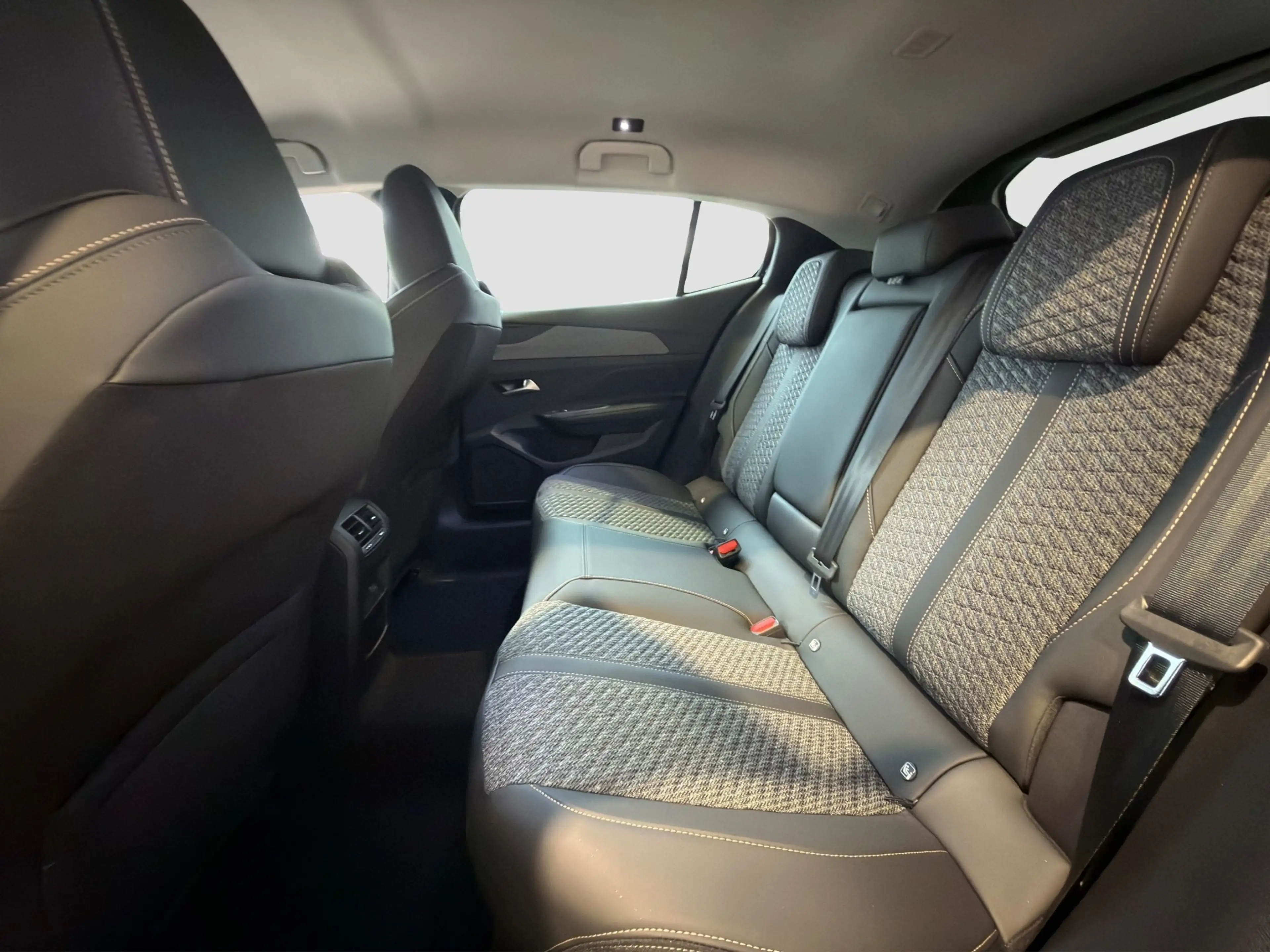 Peugeot 408 Hybrid 145 Allure — photo 10