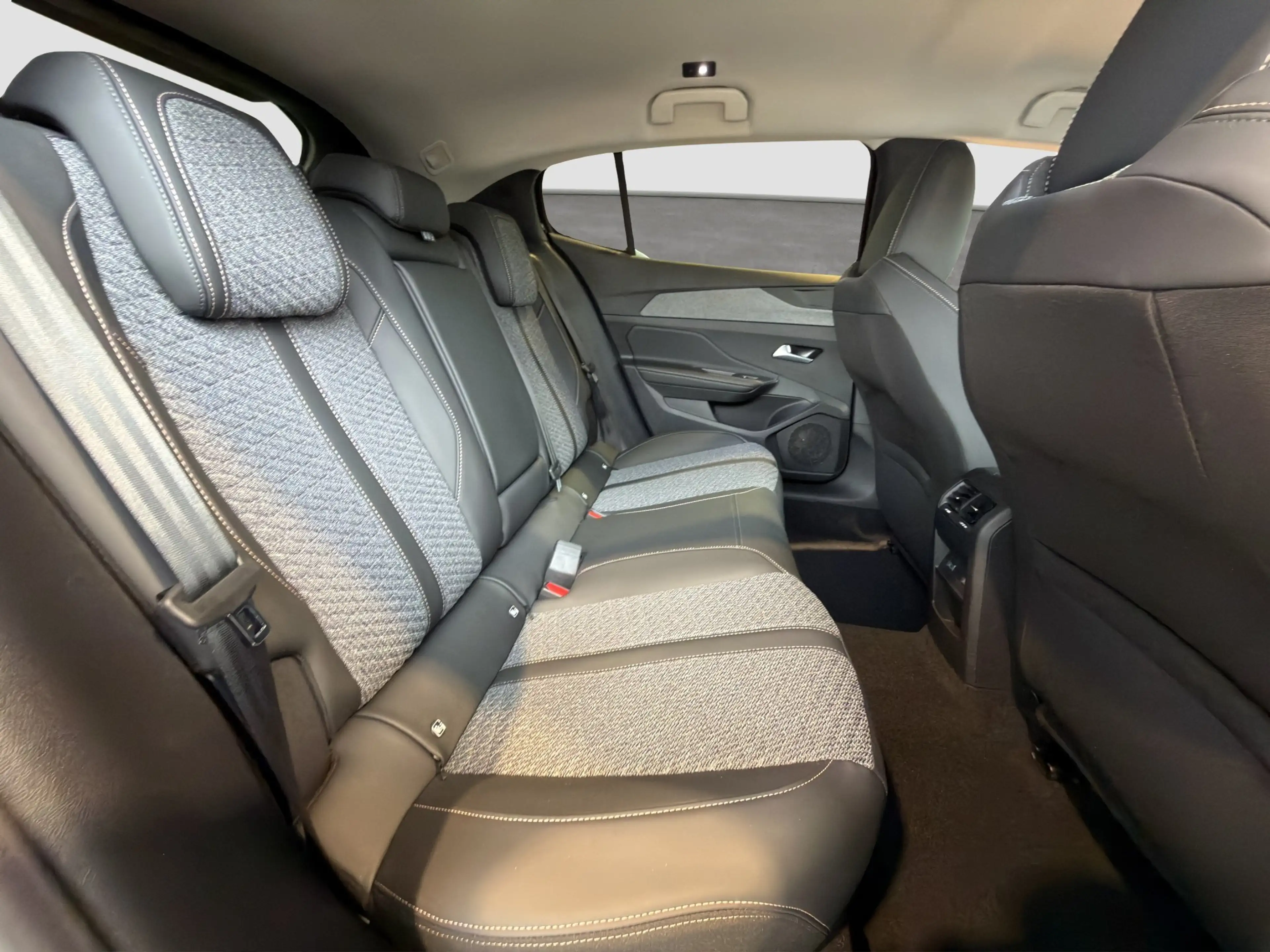 Peugeot 408 Hybrid 145 Allure — photo 15