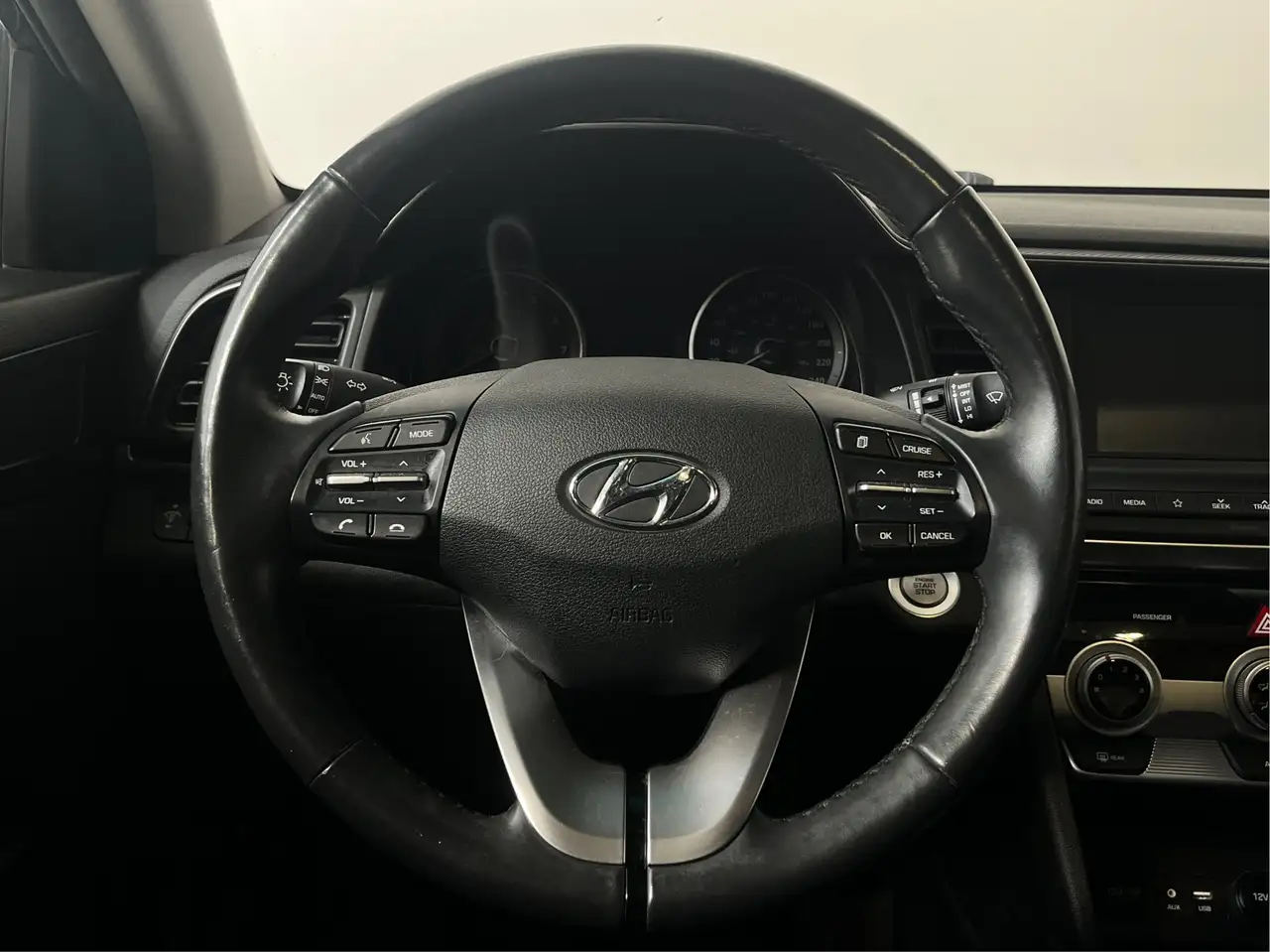Hyundai ELANTRA photo Hyundai ELANTRA