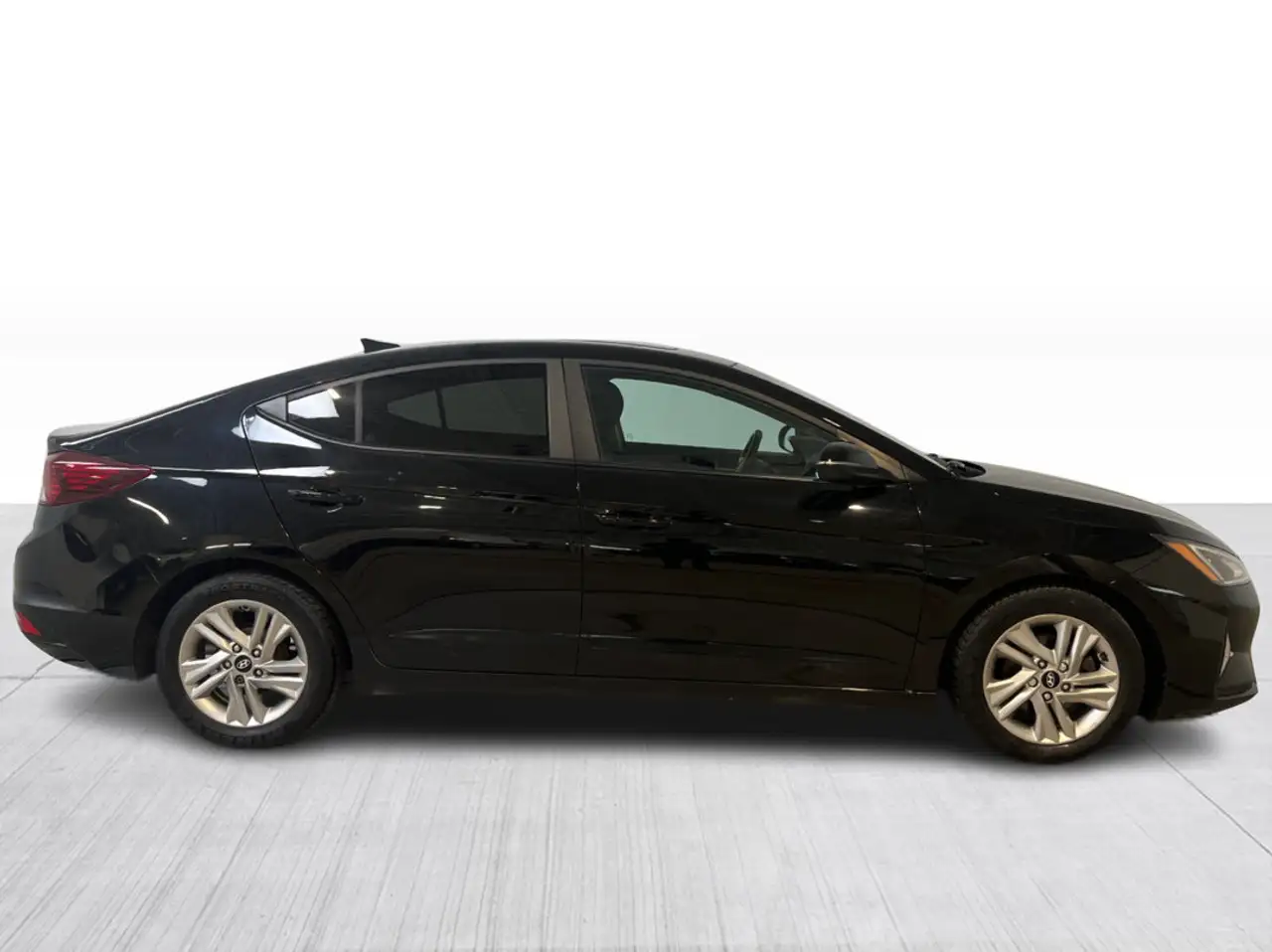 Hyundai ELANTRA photo Hyundai ELANTRA