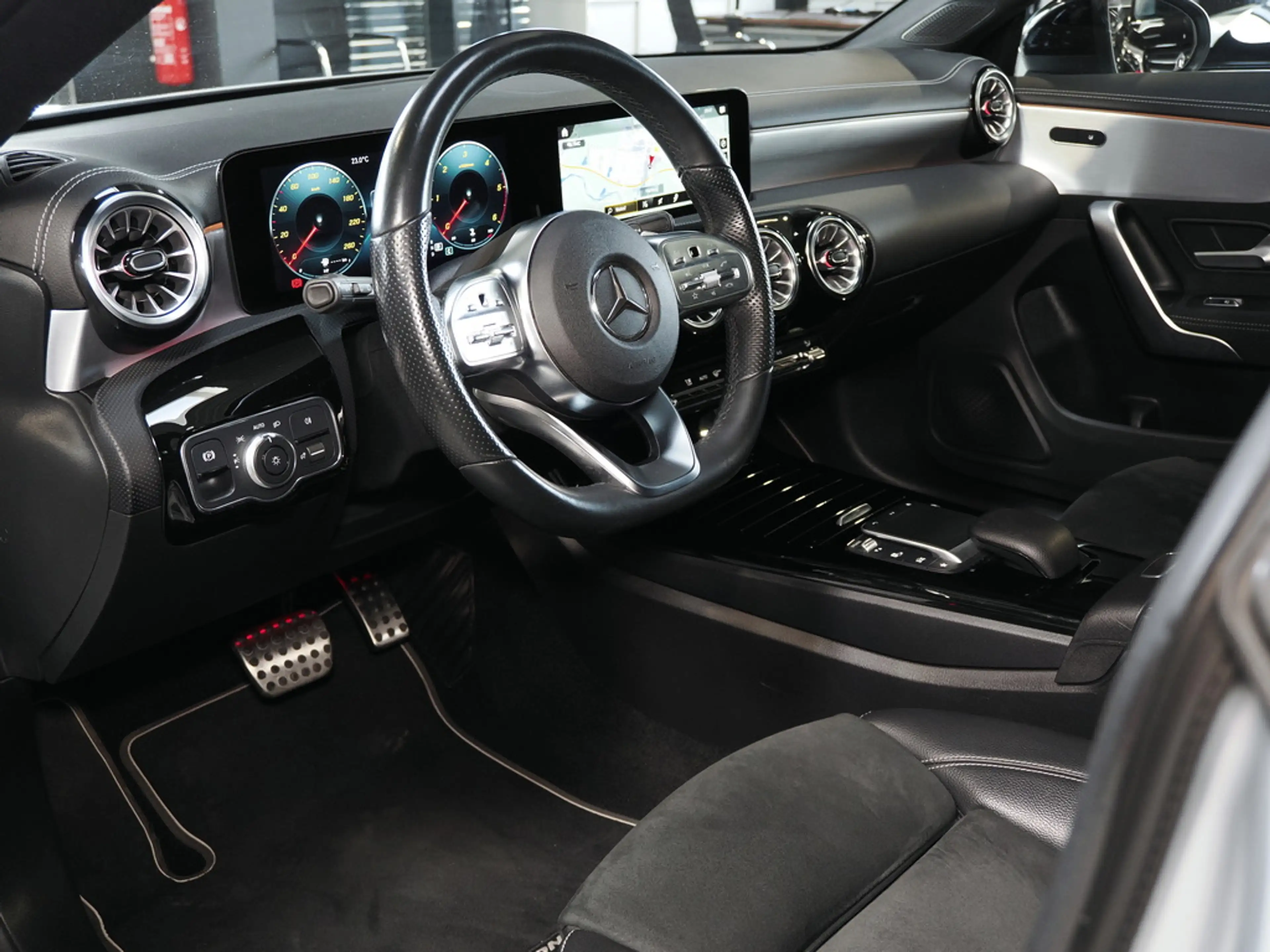Mercedes-Benz CLA 220 d SB AMG PDC KAMERA NIGHT LED PANORAMA — photo 9