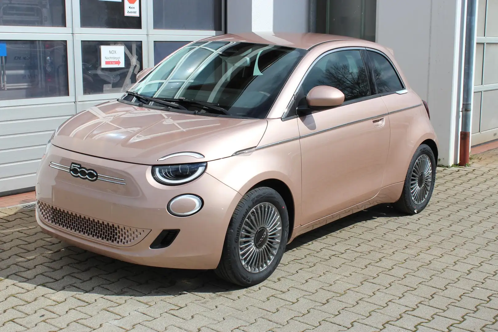 Fiat 500e Neuer 500 42 kWh Sie sparen 10.950,00 €  29 % R... Oro - 1