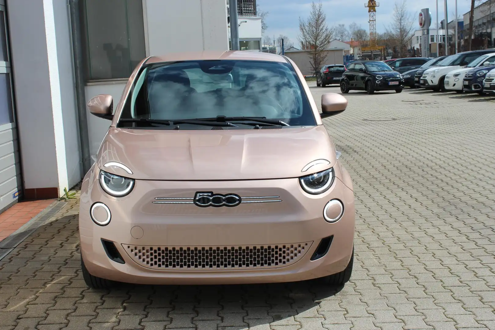 Fiat 500e Neuer 500 42 kWh Sie sparen 10.950,00 €  29 % R... Gold - 2