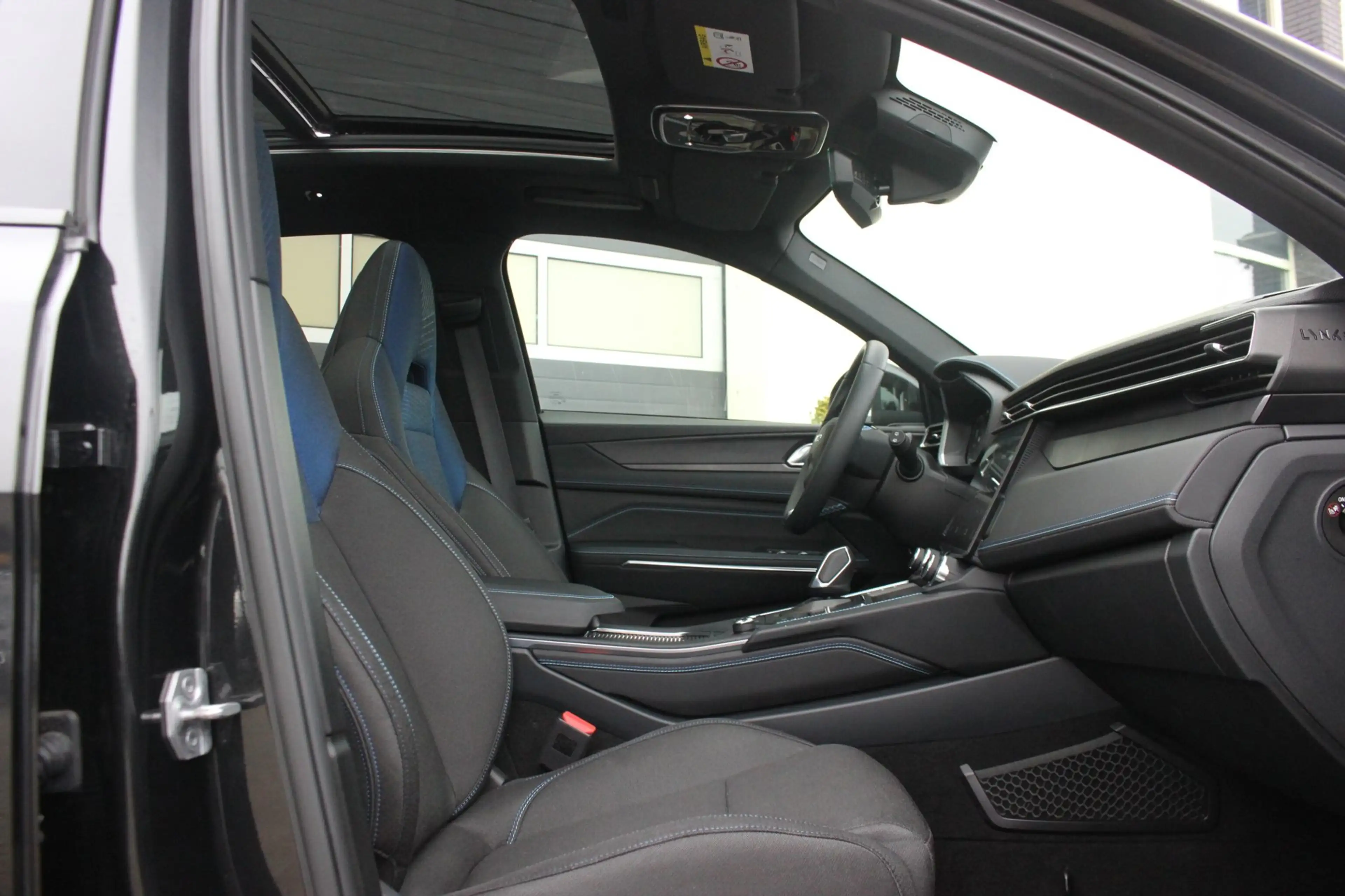 Lynk & Co 01 1.5 PHEV Plug-in hybrid | NAP | Donkere Hemelbekle — photo 23