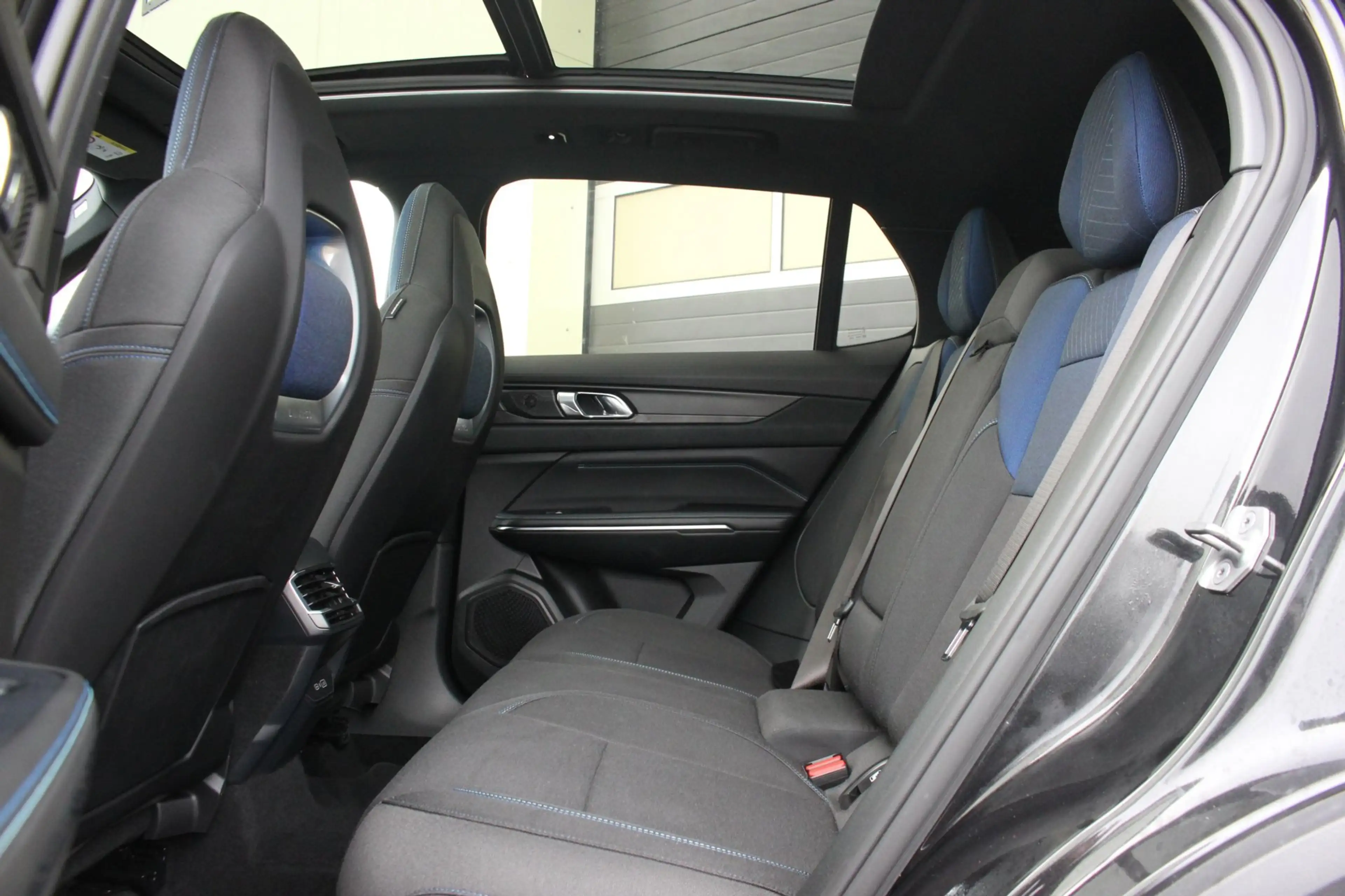 Lynk & Co 01 1.5 PHEV Plug-in hybrid | NAP | Donkere Hemelbekle — photo 16