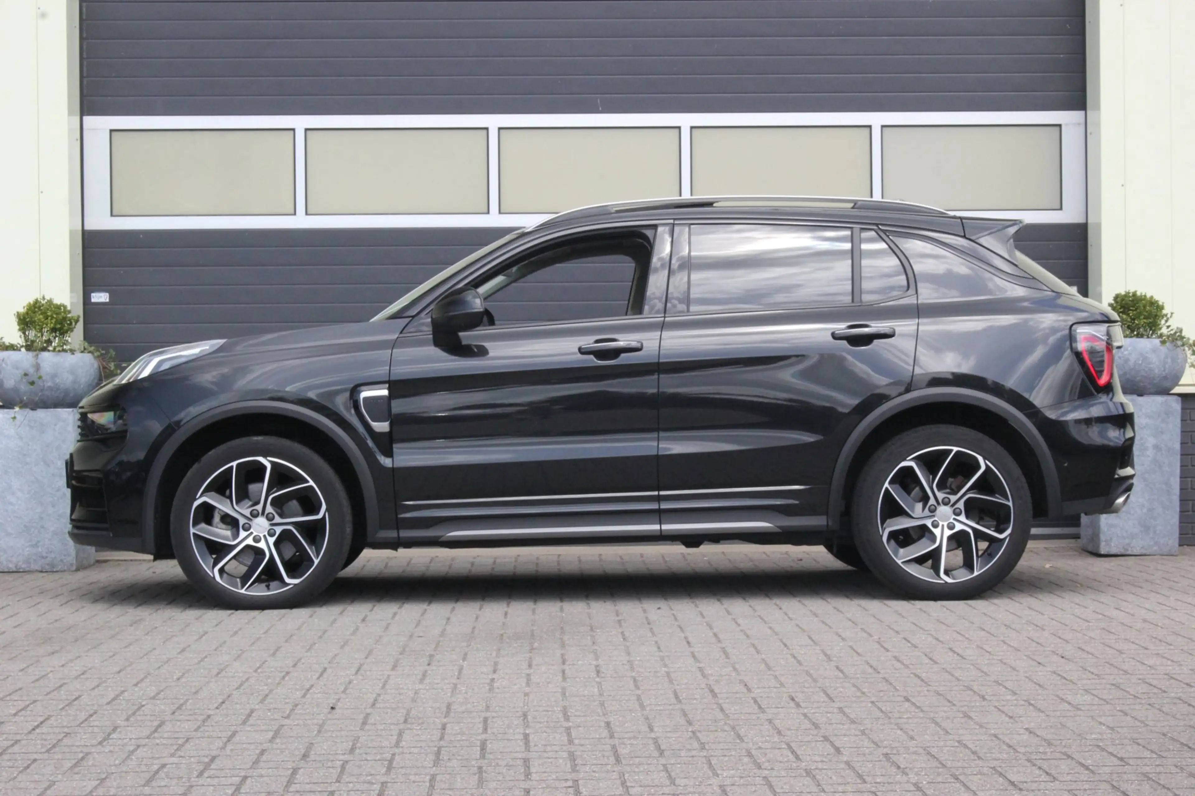 Lynk & Co 01 1.5 PHEV Plug-in hybrid | NAP | Donkere Hemelbekle — photo 22