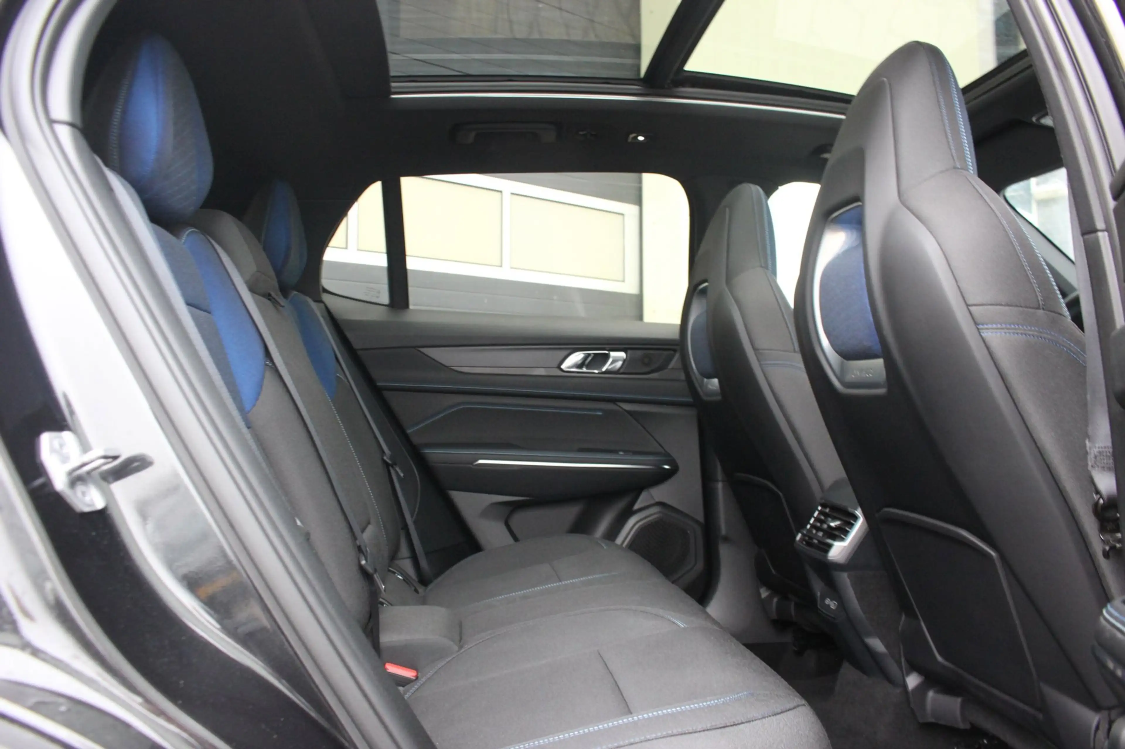 Lynk & Co 01 1.5 PHEV Plug-in hybrid | NAP | Donkere Hemelbekle — photo 8