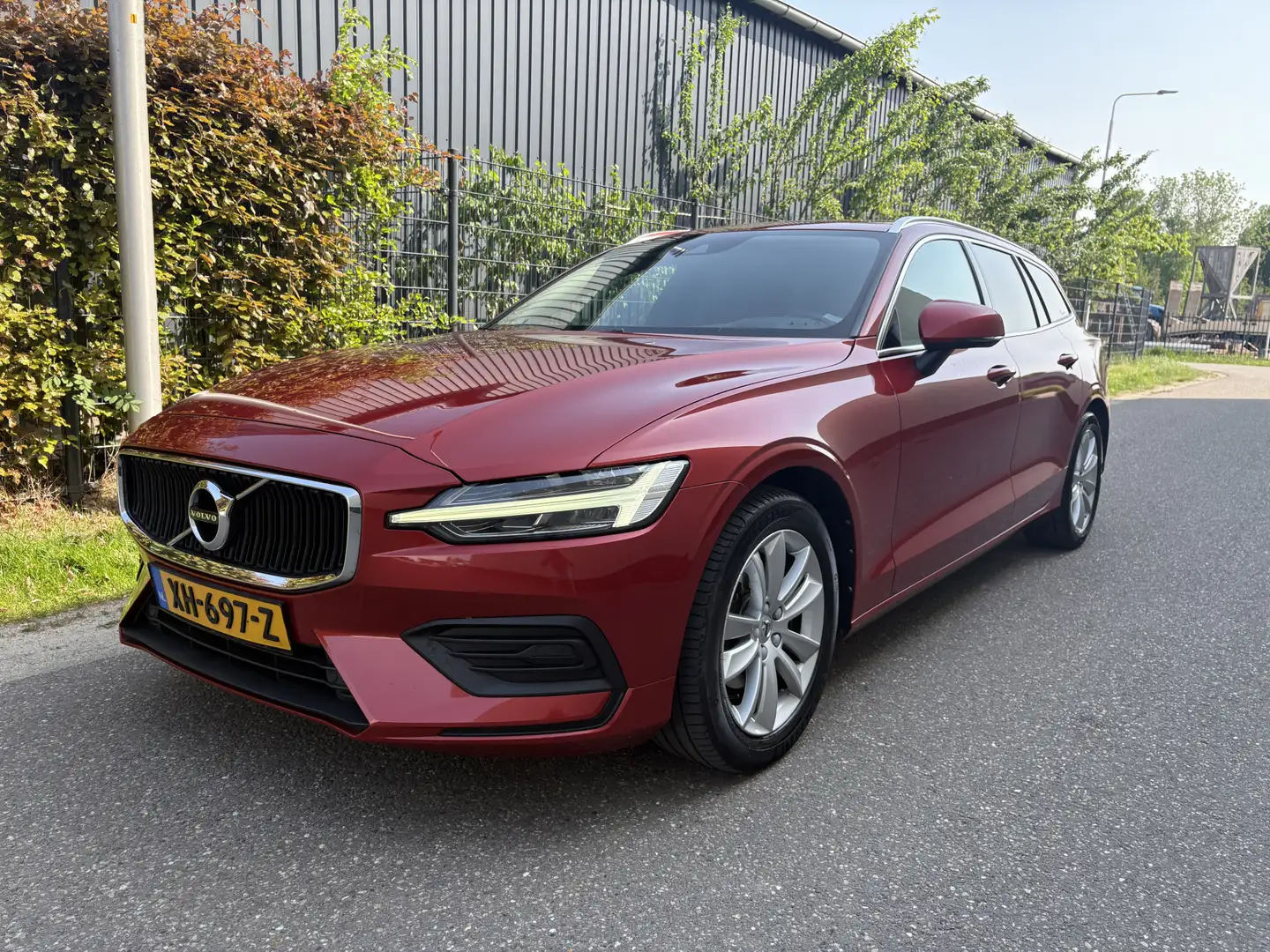 Volvo V60 2.0 D3 Momentum / AUTOMAAT / NAVI / CRUISE / AIRCO Orange - 1