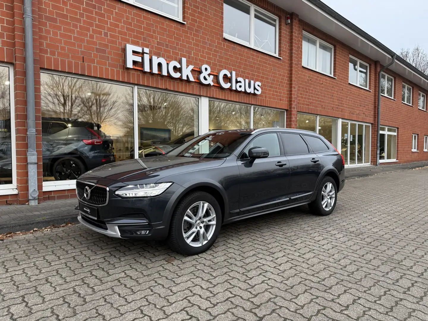 Volvo V90 Cross Country D5 AWD Pro H/K AHK ACC 360° Grau - 2