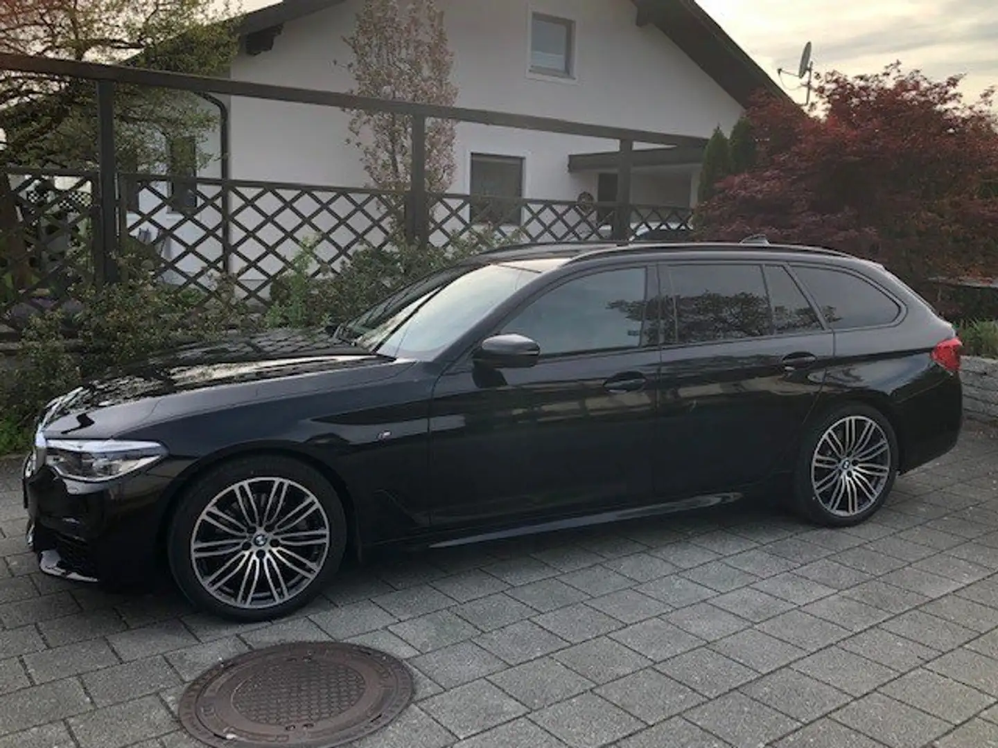 BMW 520 520d xDrive Touring Aut. Schwarz - 1