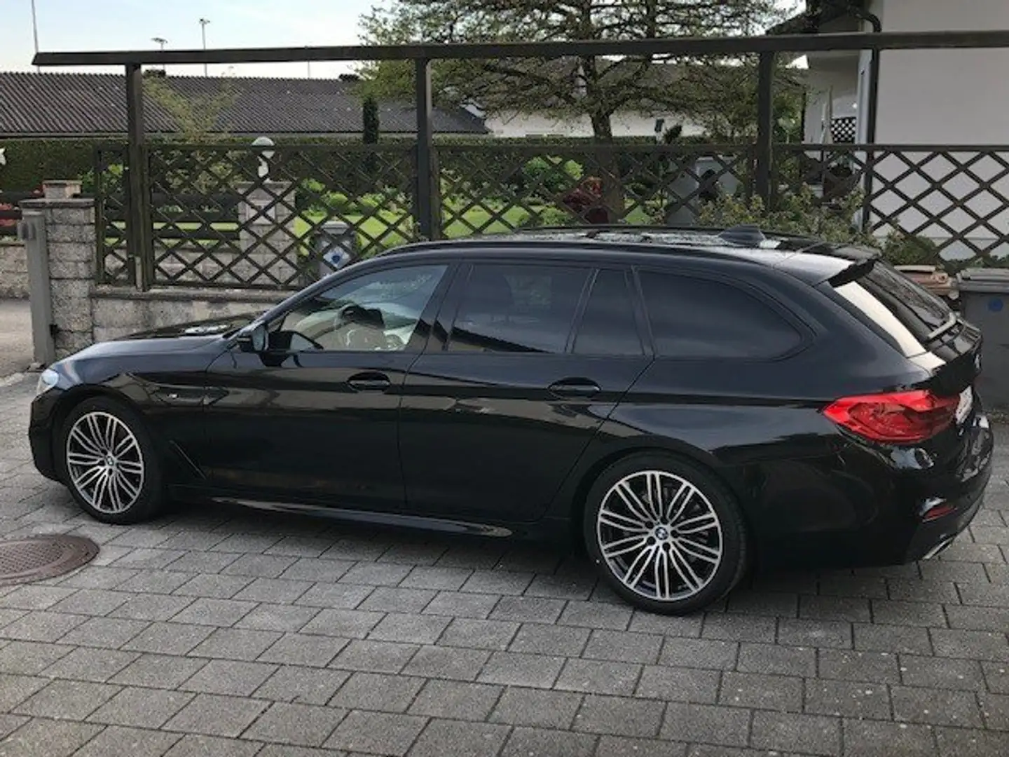 BMW 520 520d xDrive Touring Aut. Schwarz - 2