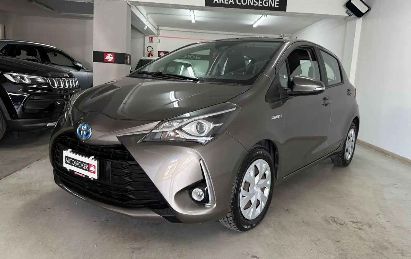 Toyota Yaris 1.5 Hybrid 5 porte Business Grigio - 1