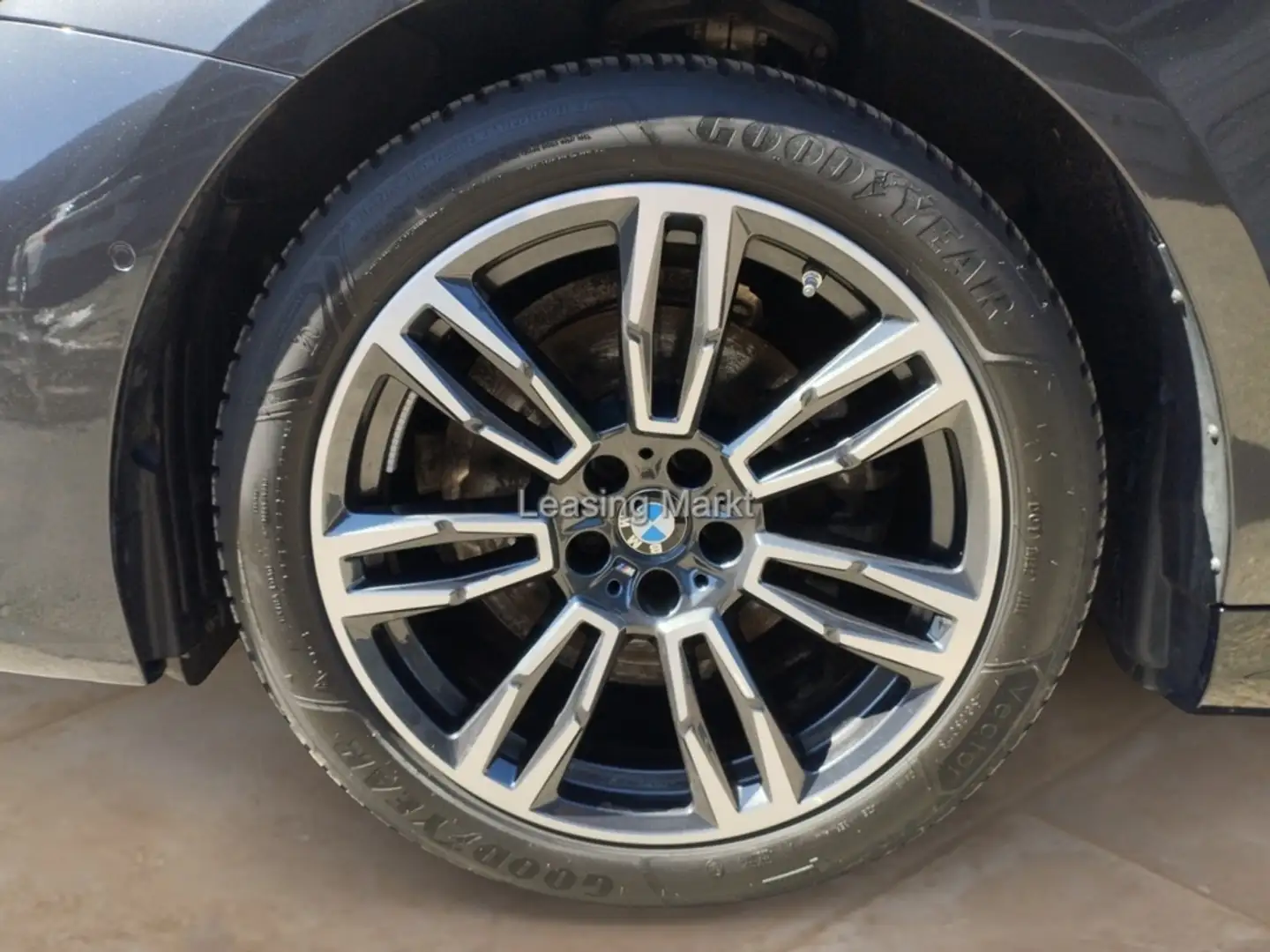 BMW 520 d Touring M Sport / NP= 81.330,- / Standh. Grau - 2