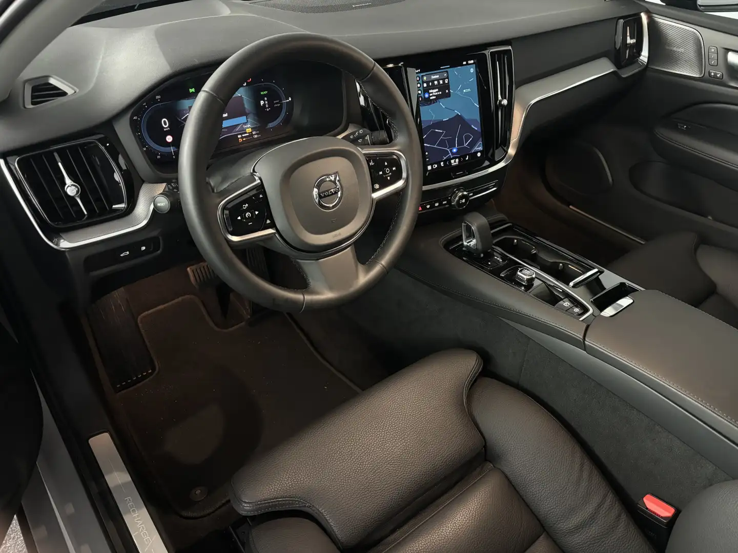 Volvo V60 2.0 T6 Plug-in hybrid AWD Plus Dark 350pk Gris - 2