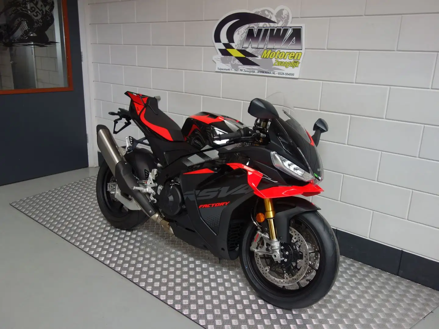 Aprilia RSV4 1100 FACTORY - 2
