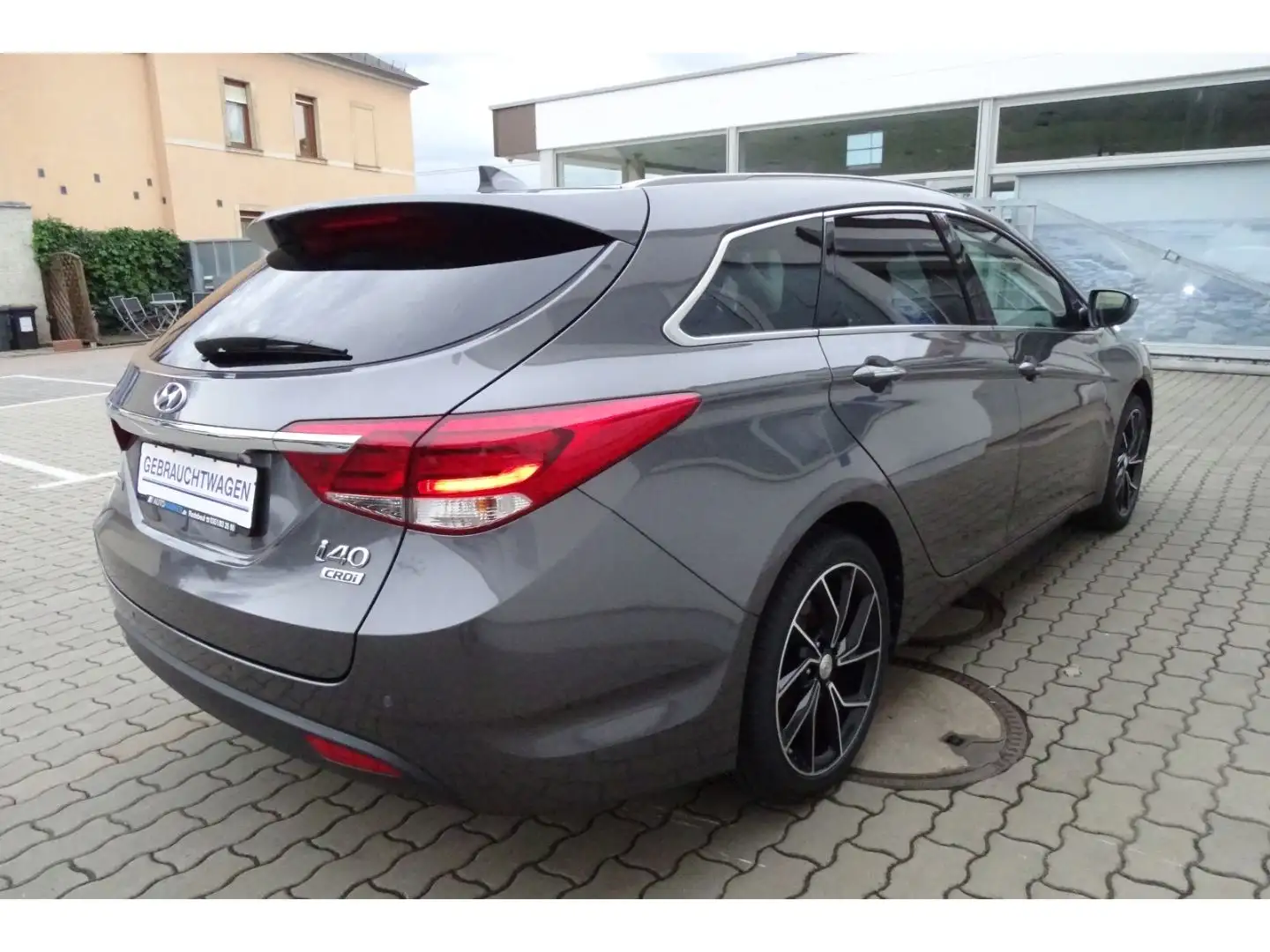 Hyundai i40 Kombi CRDi DCT SPACE Plus Leder Navi el.HK Gris - 2
