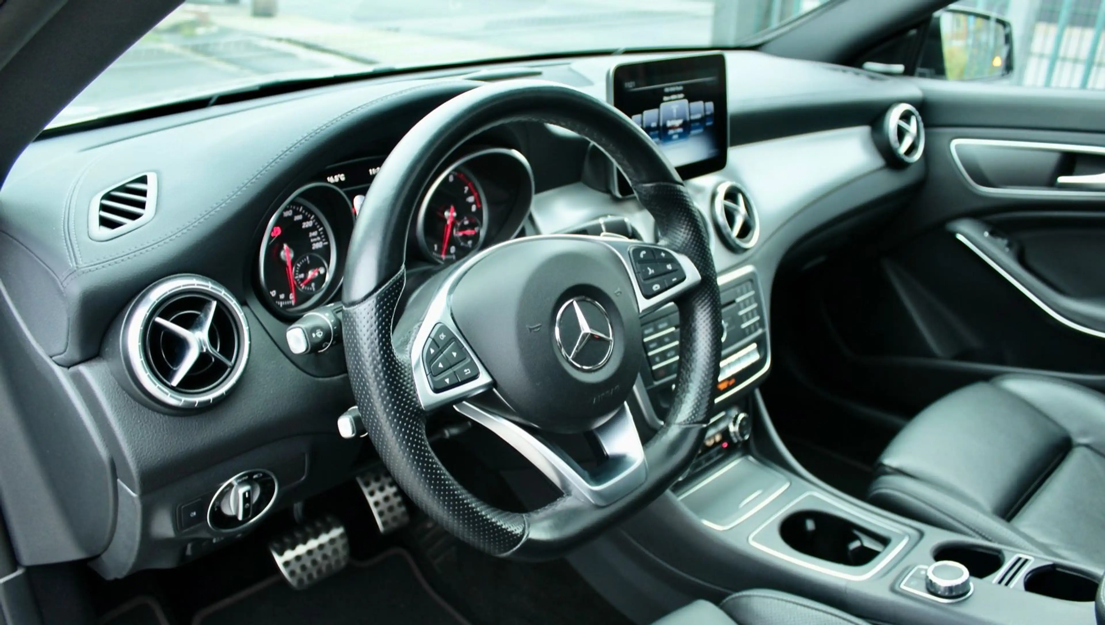 Mercedes-Benz CLA 220 CLA 220 4M SB AMG/1-HAND/VOLL LEDER/PANORAMA — photo 8