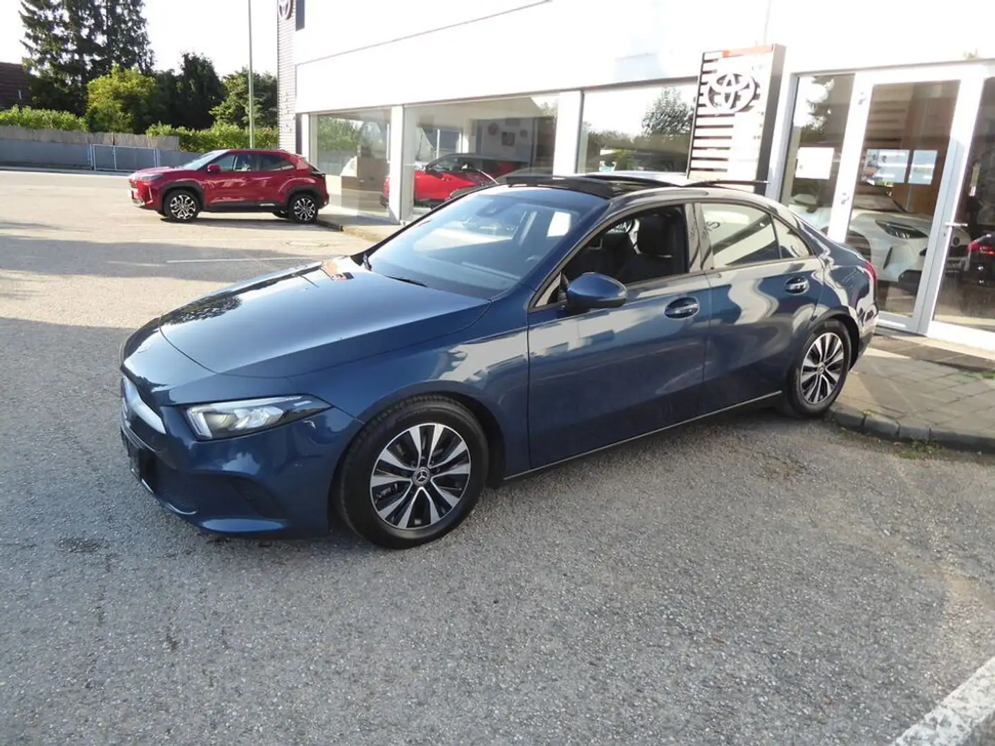 Mercedes-Benz A 180 d Limo Aut. *LED*PANO*SHZ*KAMERA* Blau - 2