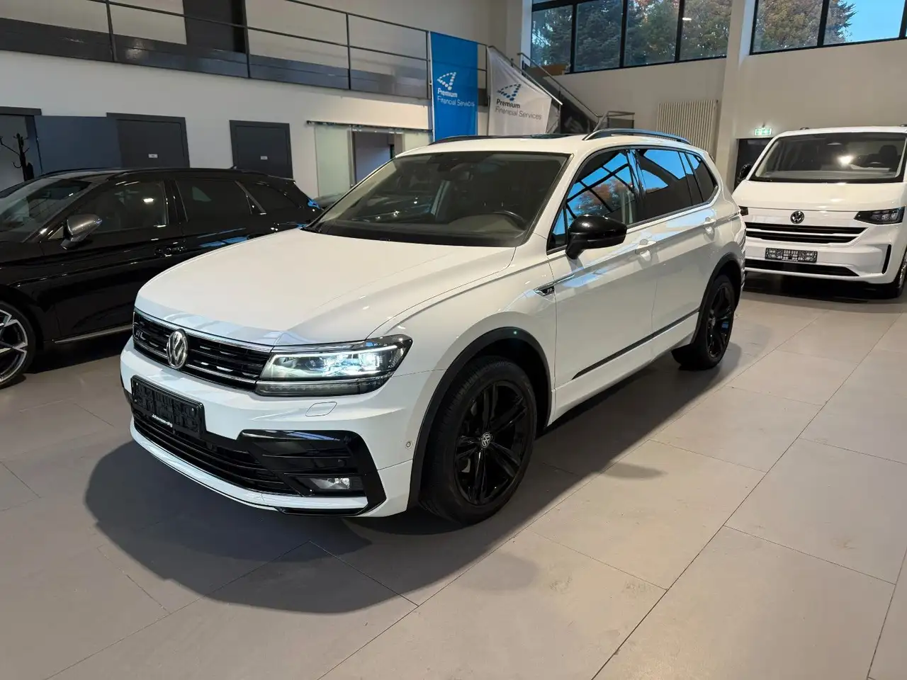 Volkswagen Tiguan Allspace High 4M R-LINE/BLACK/ACC/PANO — photo 1 of 21