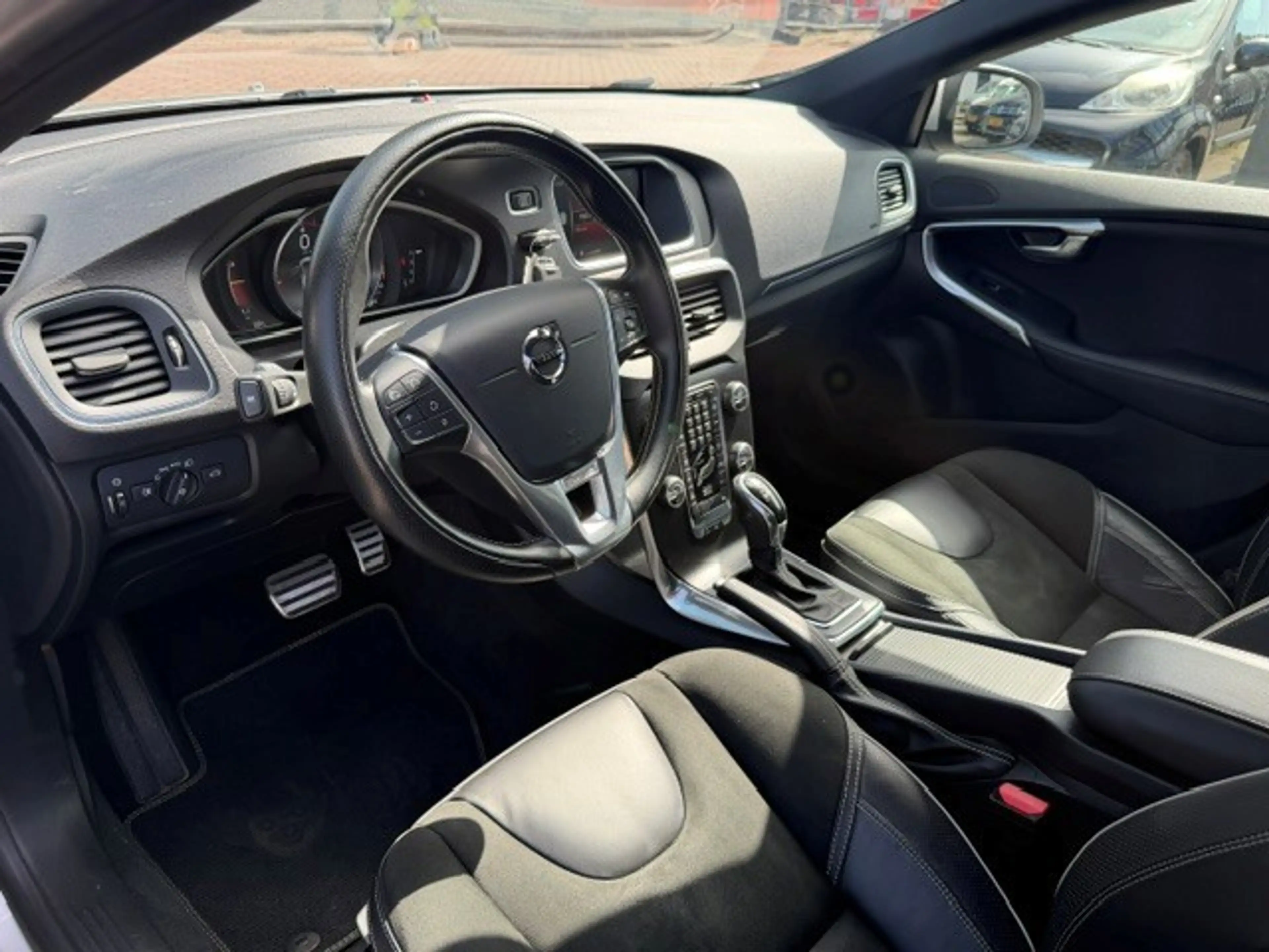 Volvo V40 1.5 T2 R-Design Leer Clima Cruise Trekhaak LED — photo 13