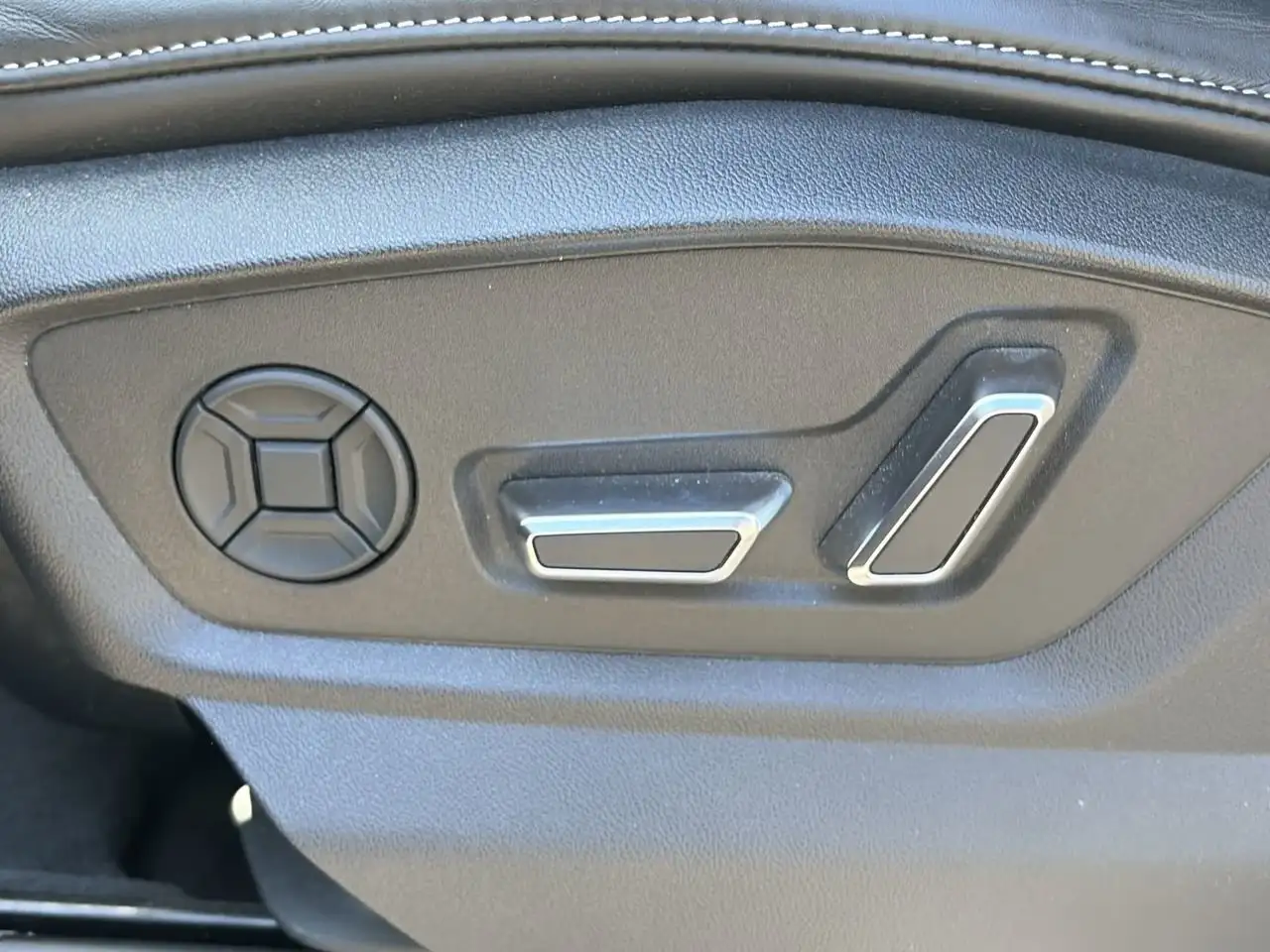 Audi SQ7 снимка Audi SQ7