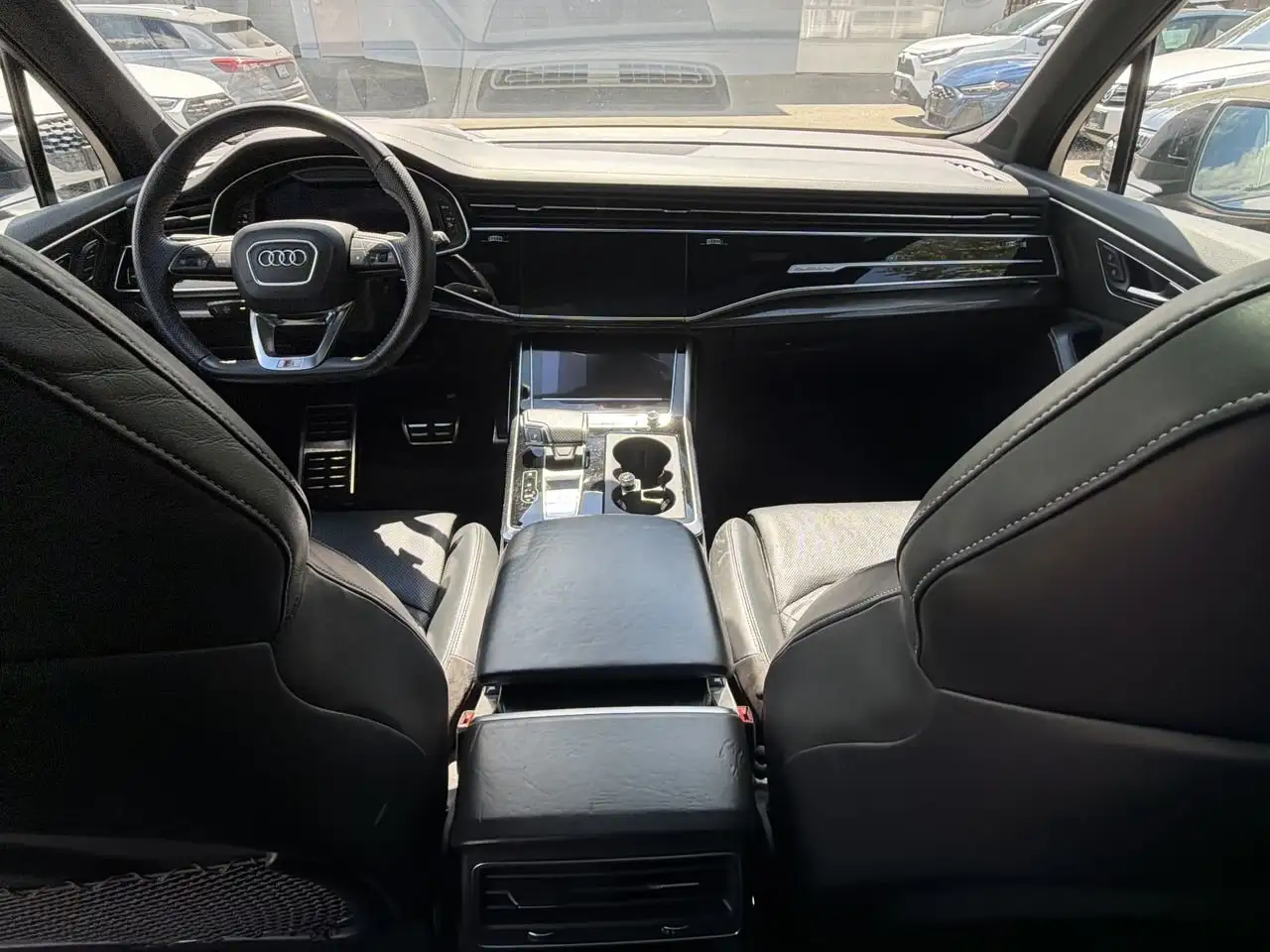 Audi SQ7 снимка Audi SQ7