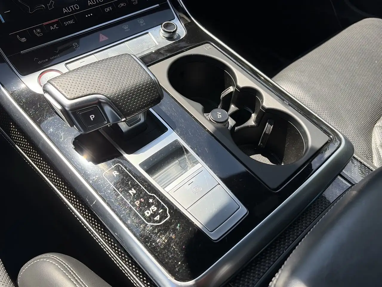 Audi SQ7 снимка Audi SQ7