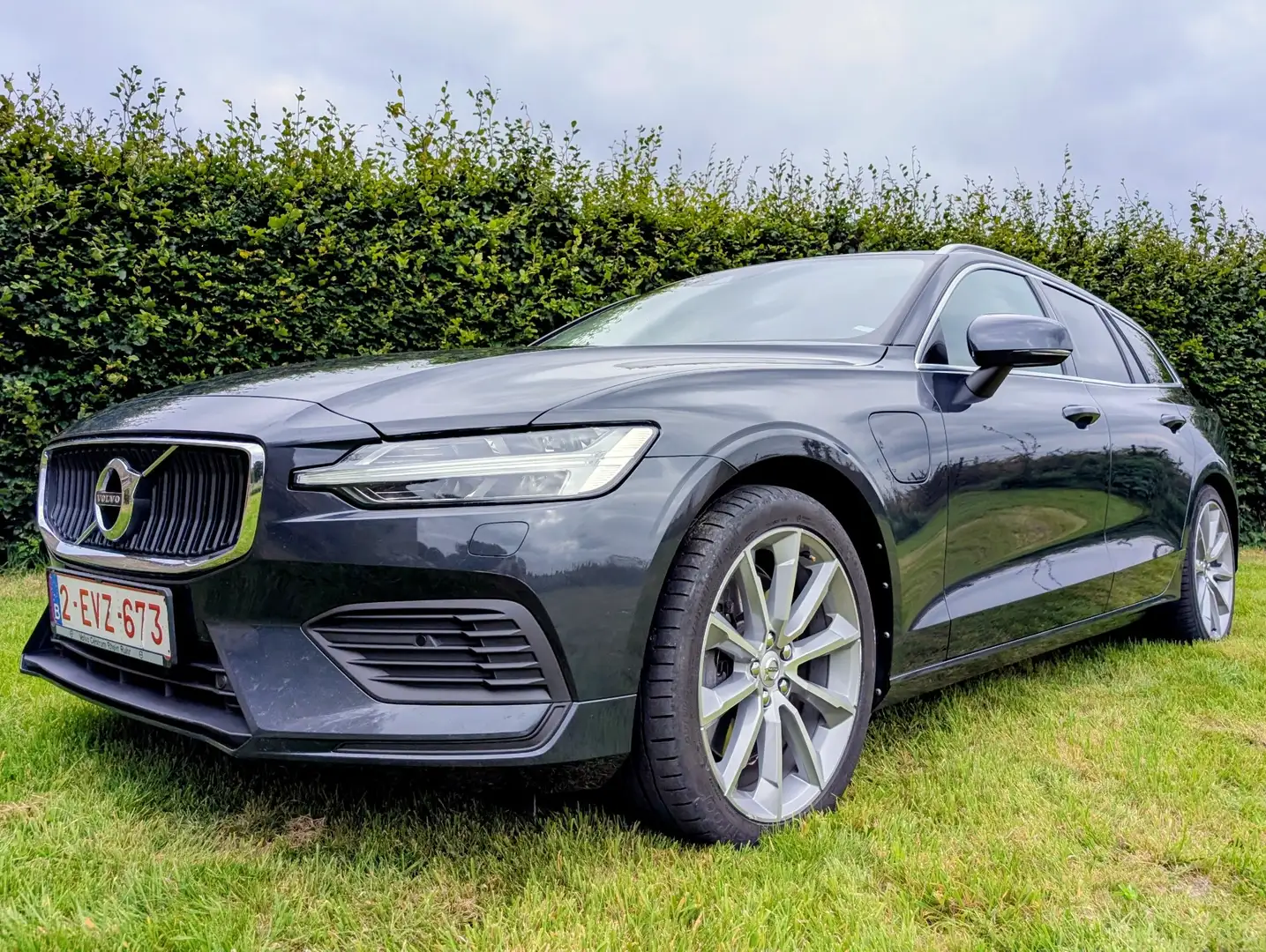 Volvo V60 2.0 T6 AWD PHEV Momentum Pro Серый - 1