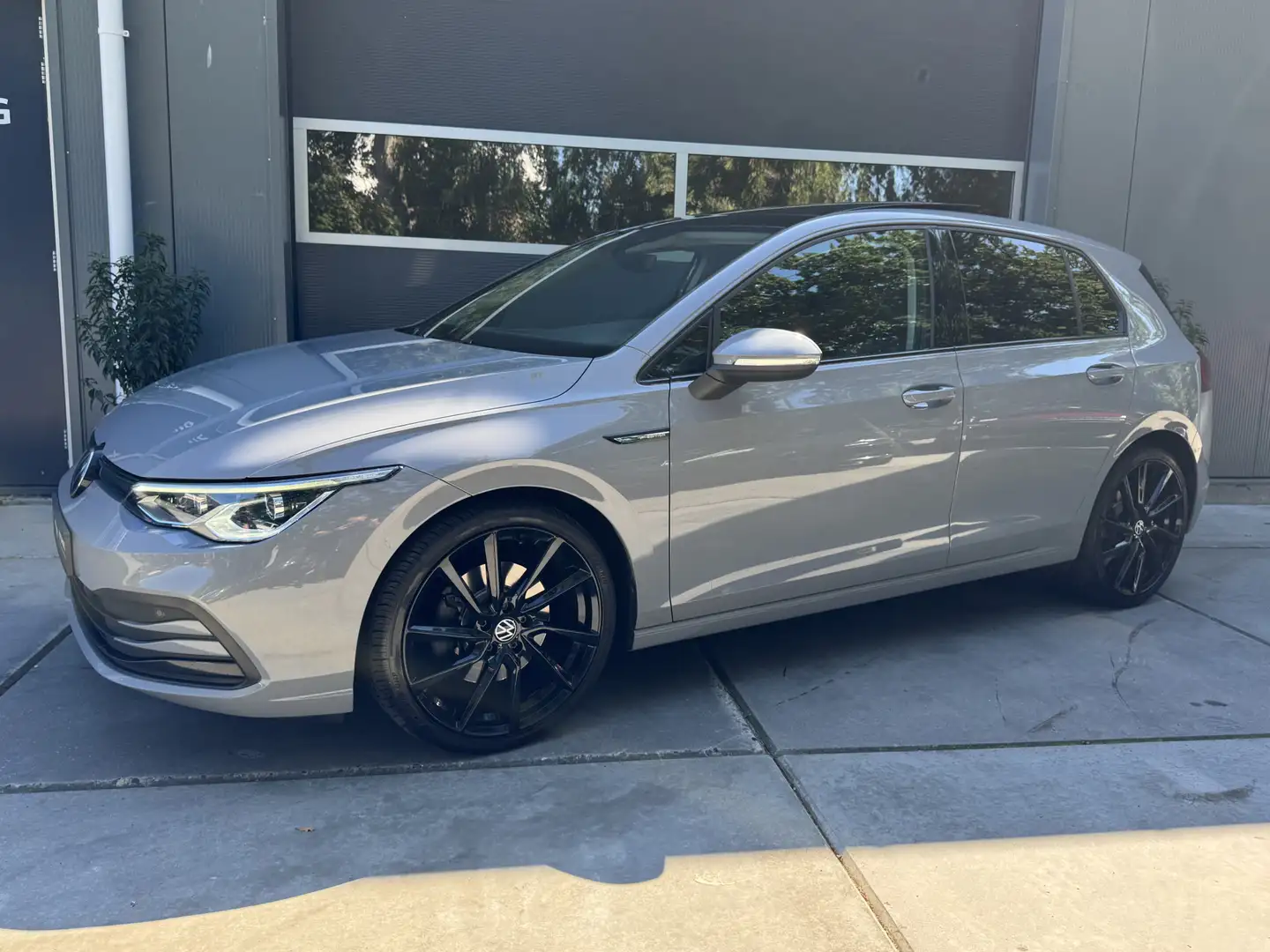 Volkswagen Golf 1.5 eTSI 150pk DSG Style 1st Edition Black Panoram Grijs - 2