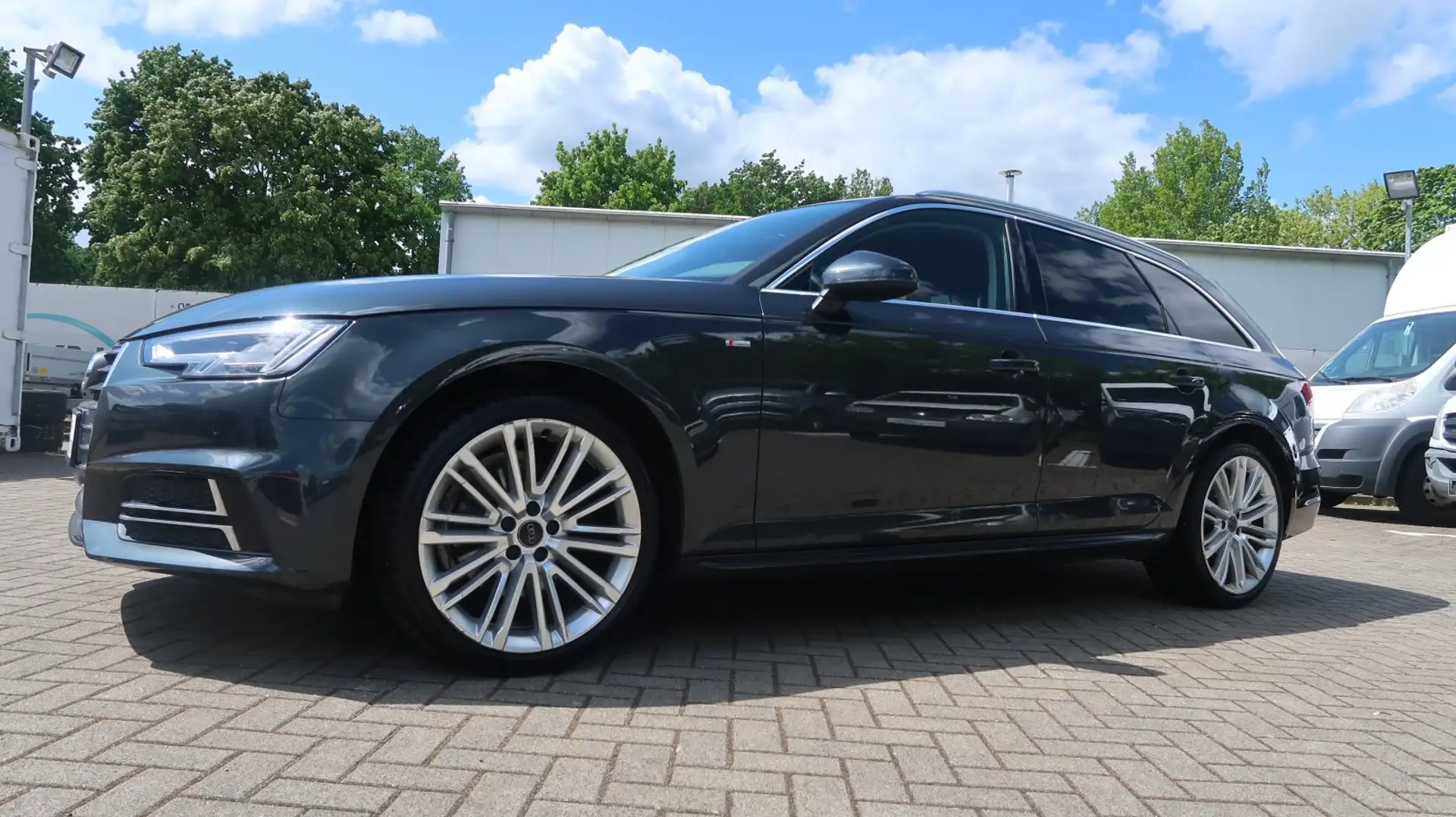 Audi A4 2.0 TFSI Avant sport ultra S-LINE Grijs - 1