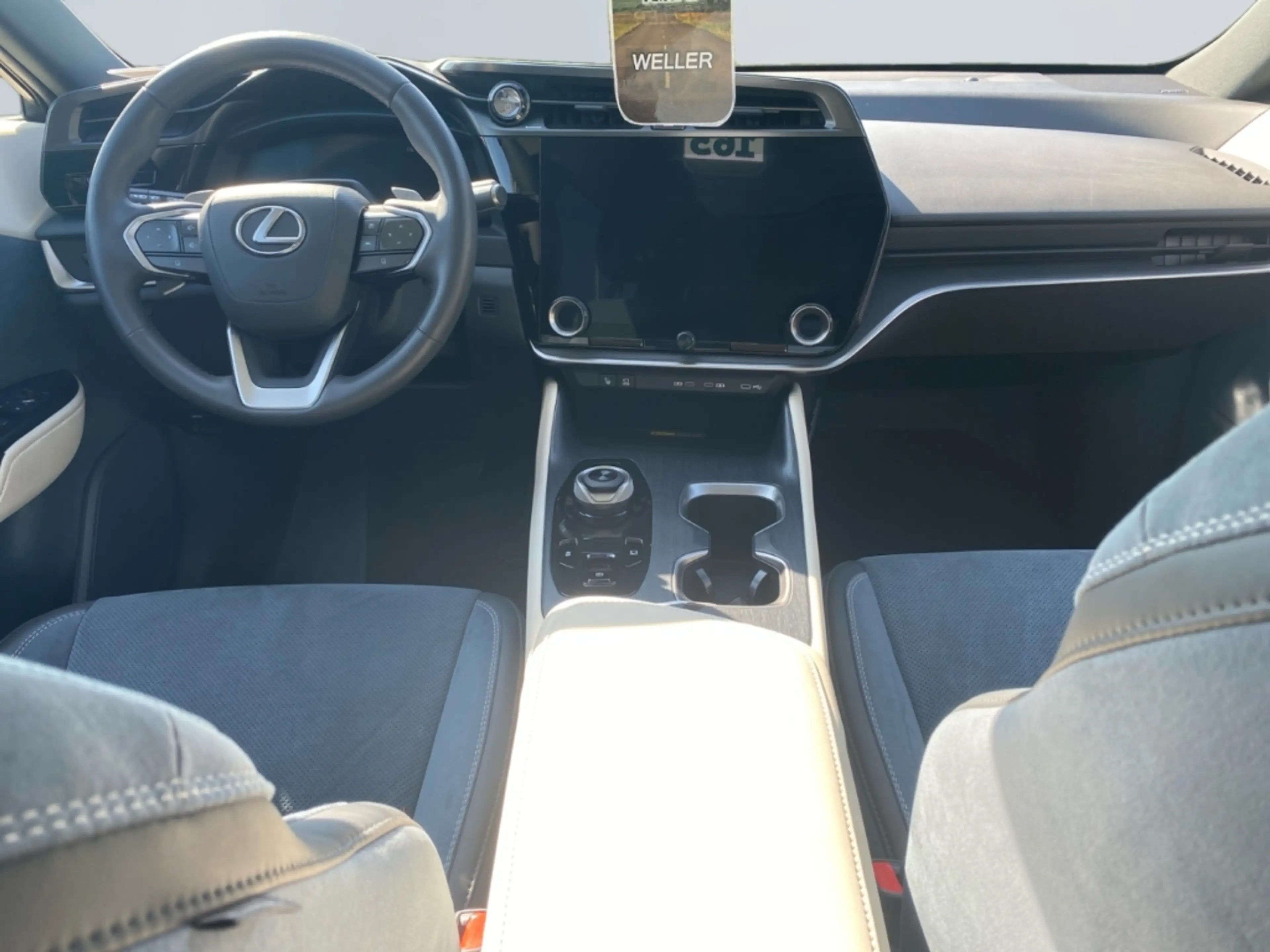 Lexus RZ 450e Luxury Paket *Allrad*20Zoll*Pano dimmbar* — photo 11
