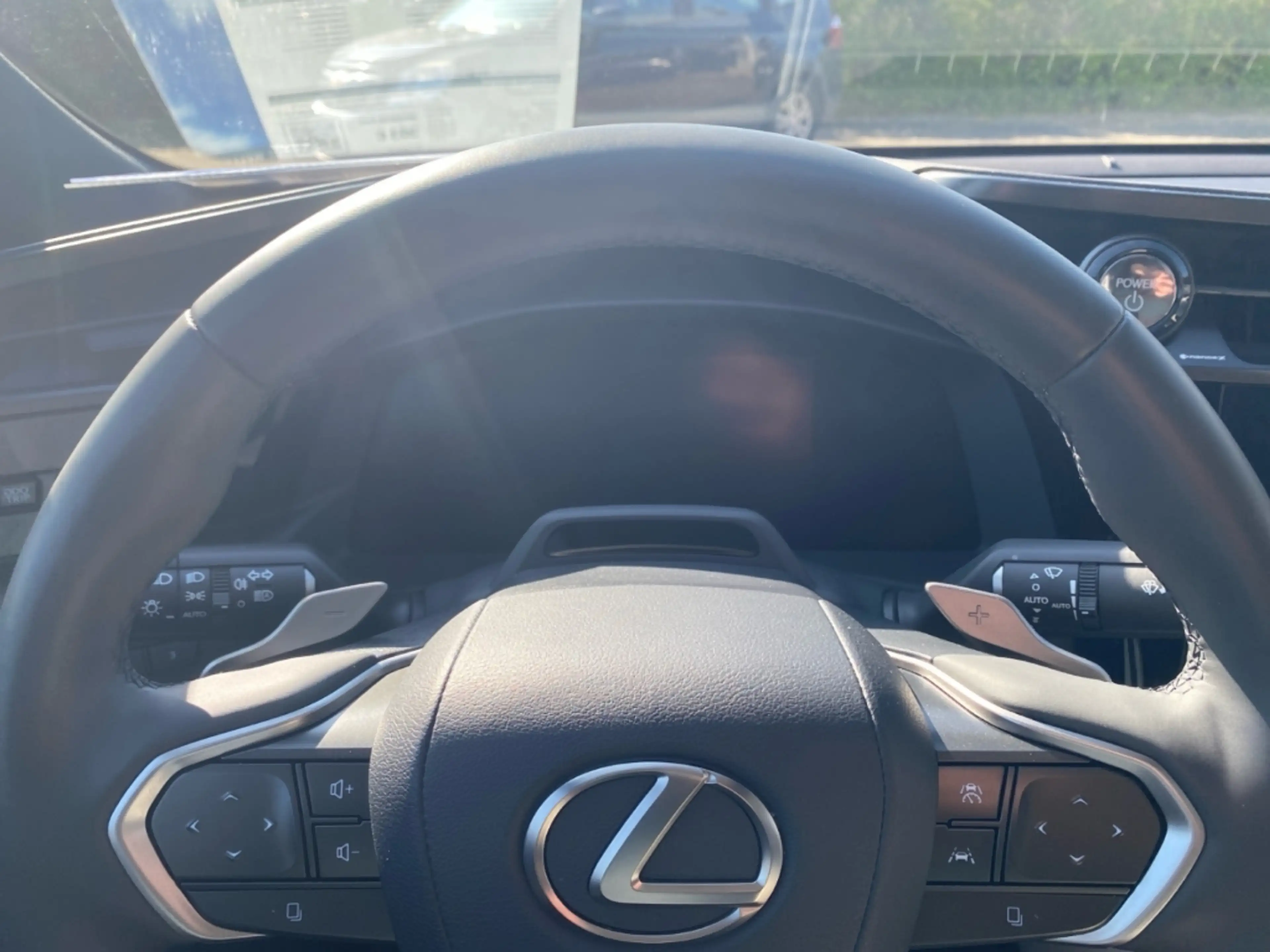 Lexus RZ 450e Luxury Paket *Allrad*20Zoll*Pano dimmbar* — photo 15