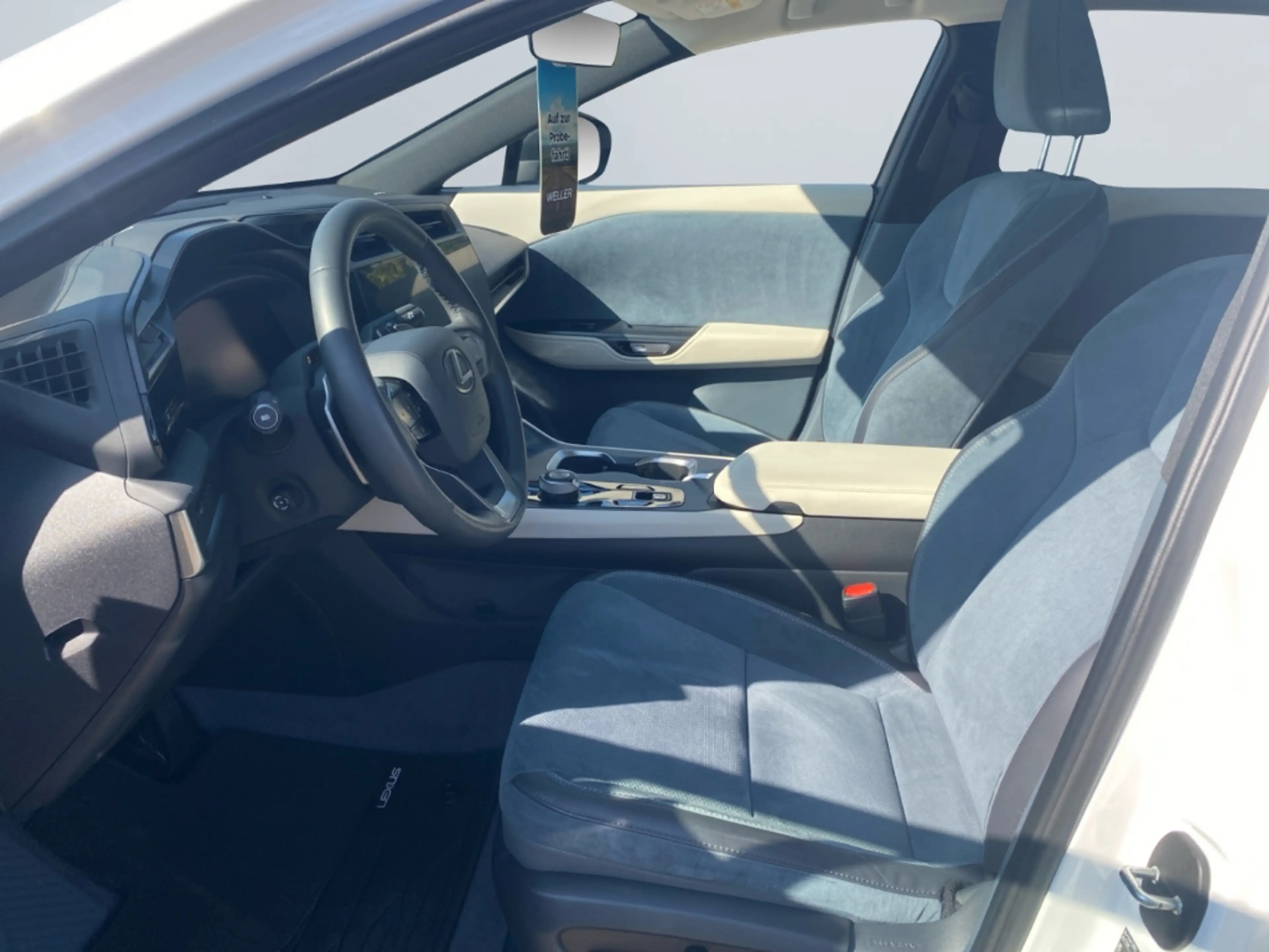 Lexus RZ 450e Luxury Paket *Allrad*20Zoll*Pano dimmbar* — photo 9