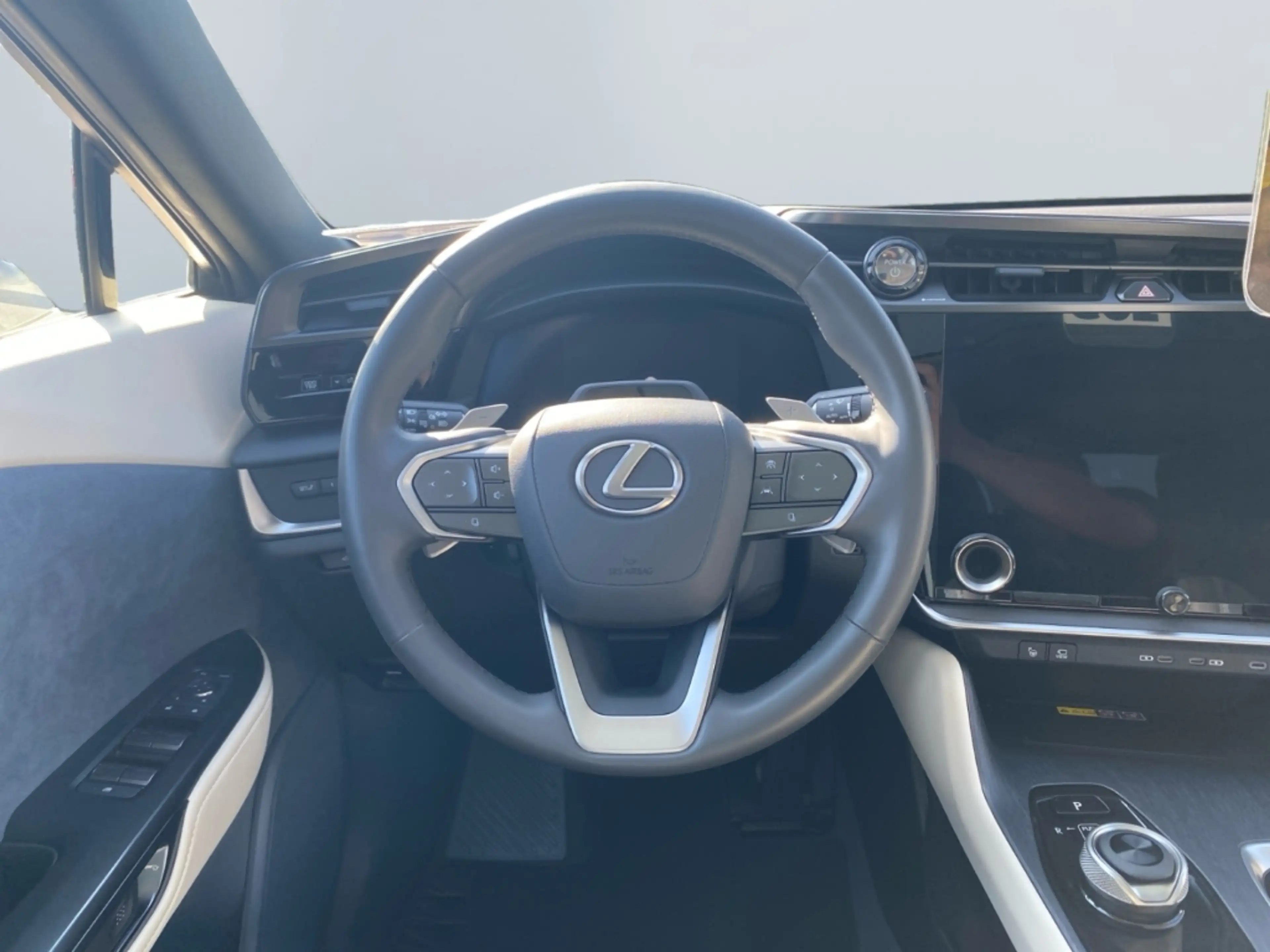 Lexus RZ 450e Luxury Paket *Allrad*20Zoll*Pano dimmbar* — photo 13