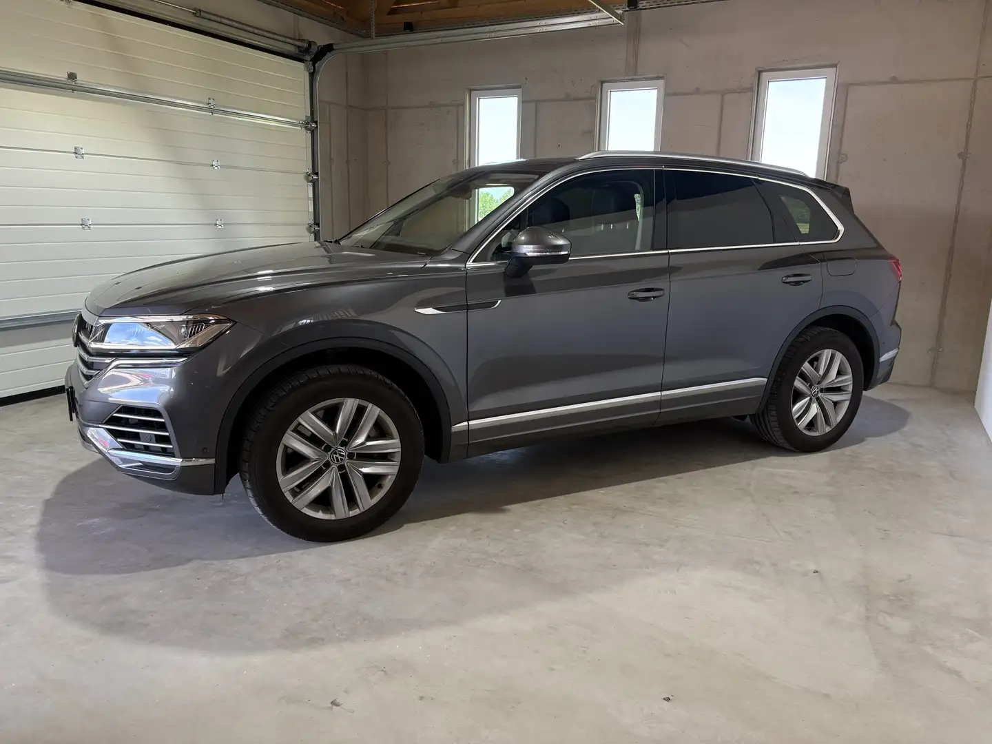 Volkswagen Touareg Elegance 4Motion eHybrid*8-fach*Neuwertig*Pano*AHK Grau - 2
