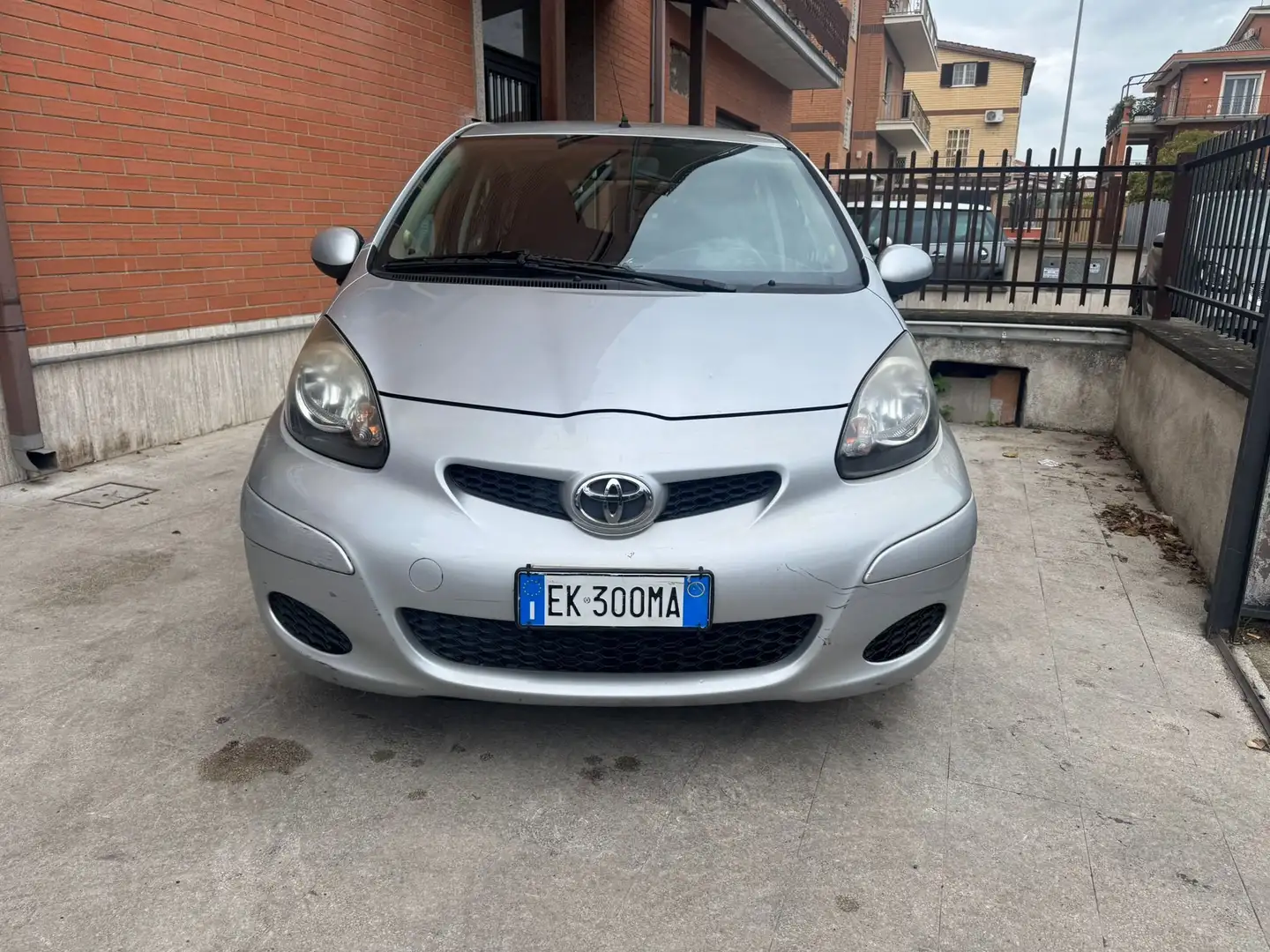 Toyota Aygo Aygo 5p 1.0 Sol Connect m-mt Gris - 2
