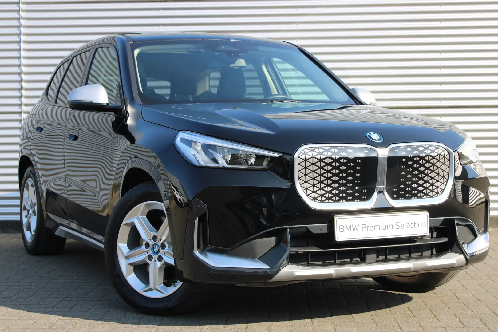 BMW iX1 xDrive30 High Executive xLine / Panoramadak / Spor Negro - 2