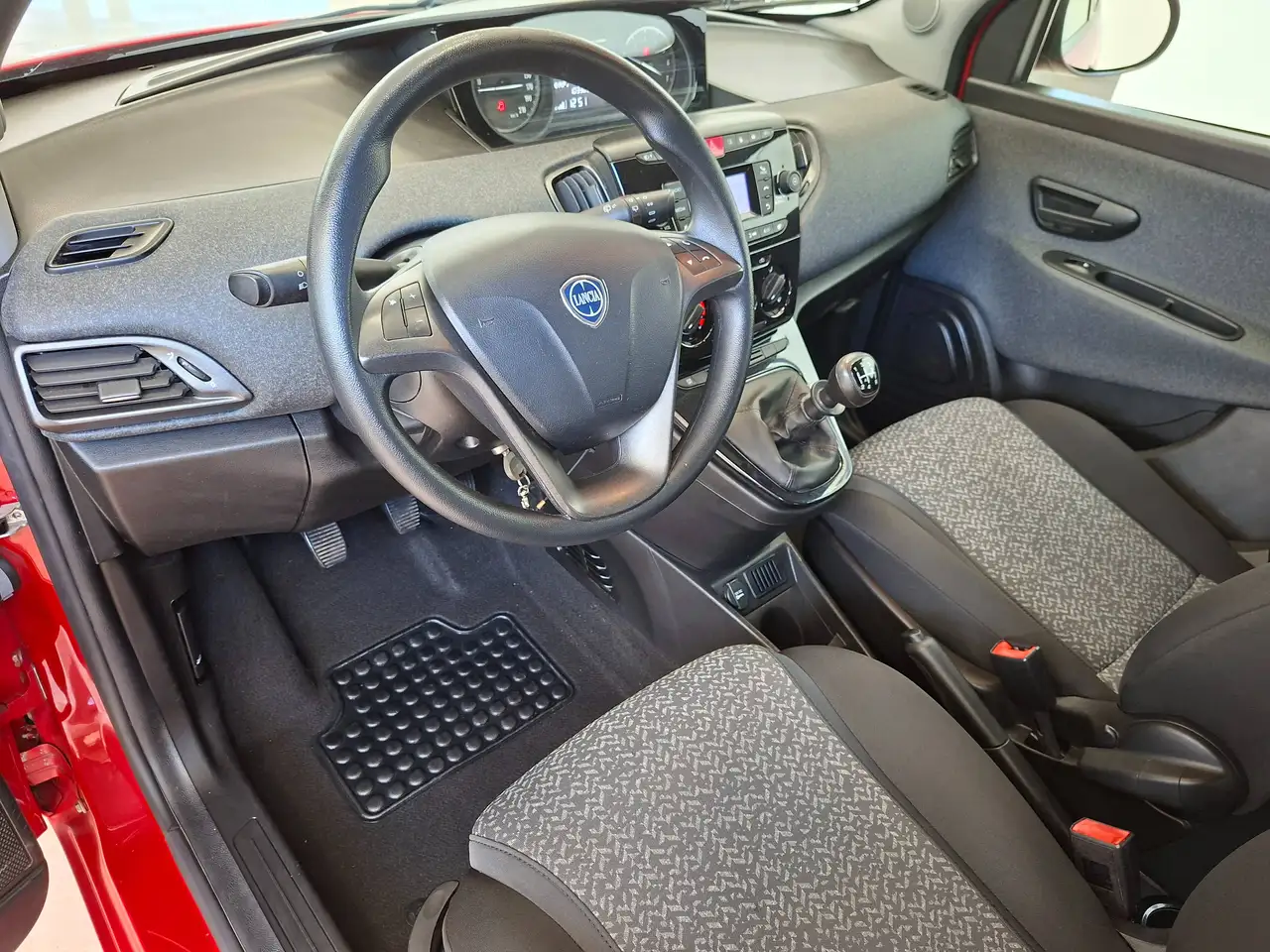 Lancia Ypsilon 2021 — фото 13