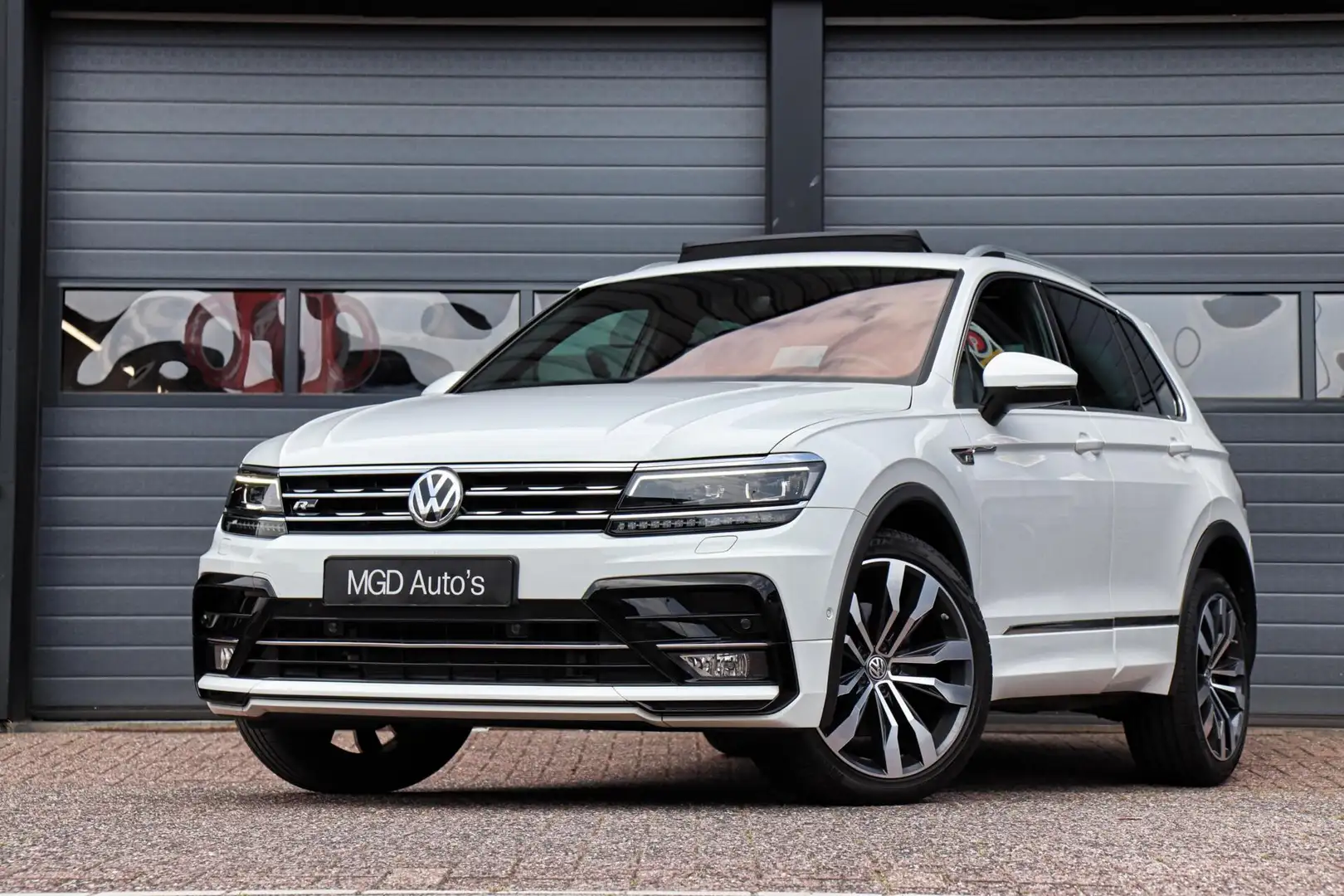 Volkswagen Tiguan 2.0 TSI 4Motion 2x R-Line /LED/PANODAK/360 CAMERA/ Wit - 1