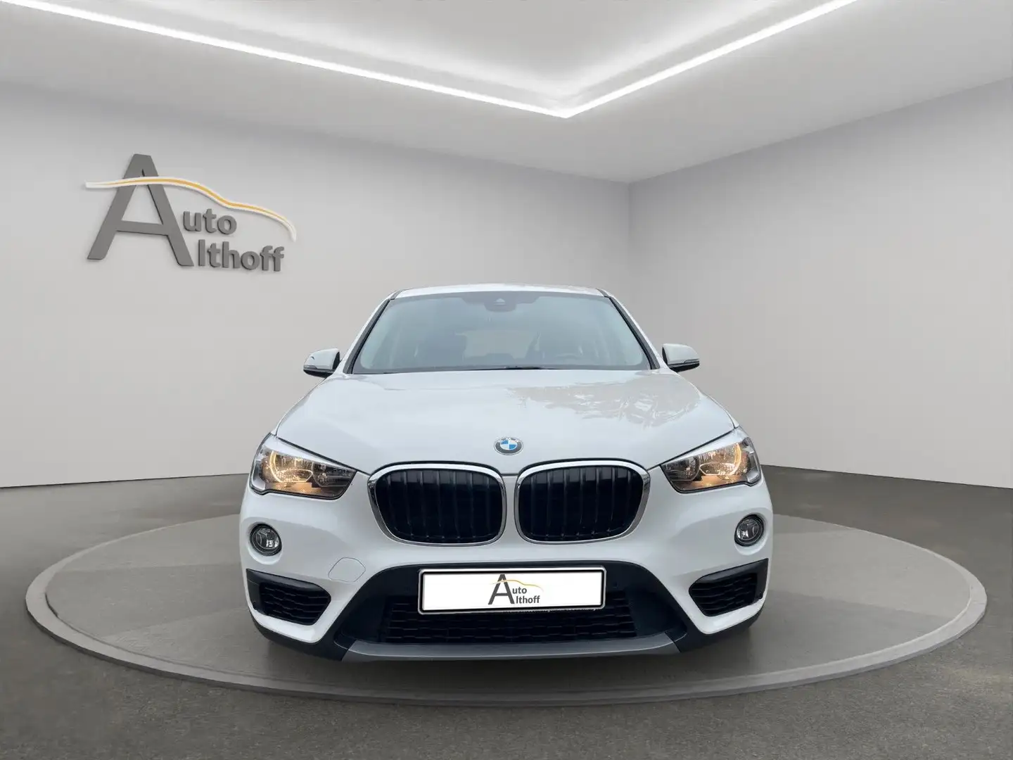 BMW X1 sDrive 18 i Advantage LEDER SHZ PDC NAV TEM Blanc - 2