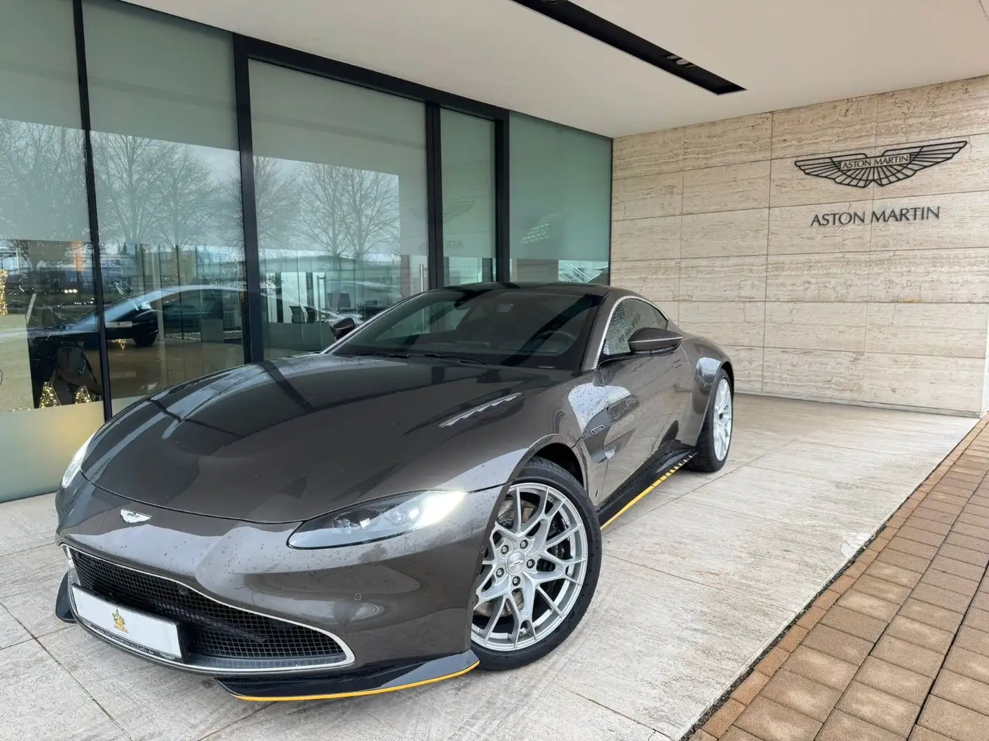 Aston Martin V8 007 Edition *Aston Martin Memmingen* Grau - 1