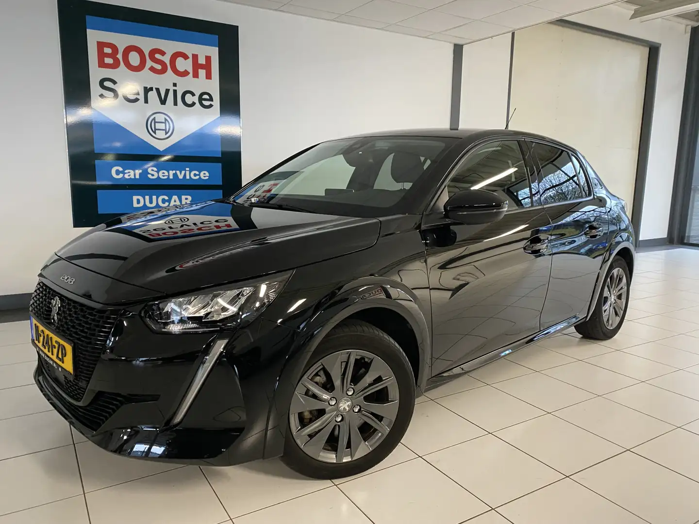 Peugeot e-208 EV Allure Pack 50 kWh Navi / Carplay /Digitaal d Noir - 1