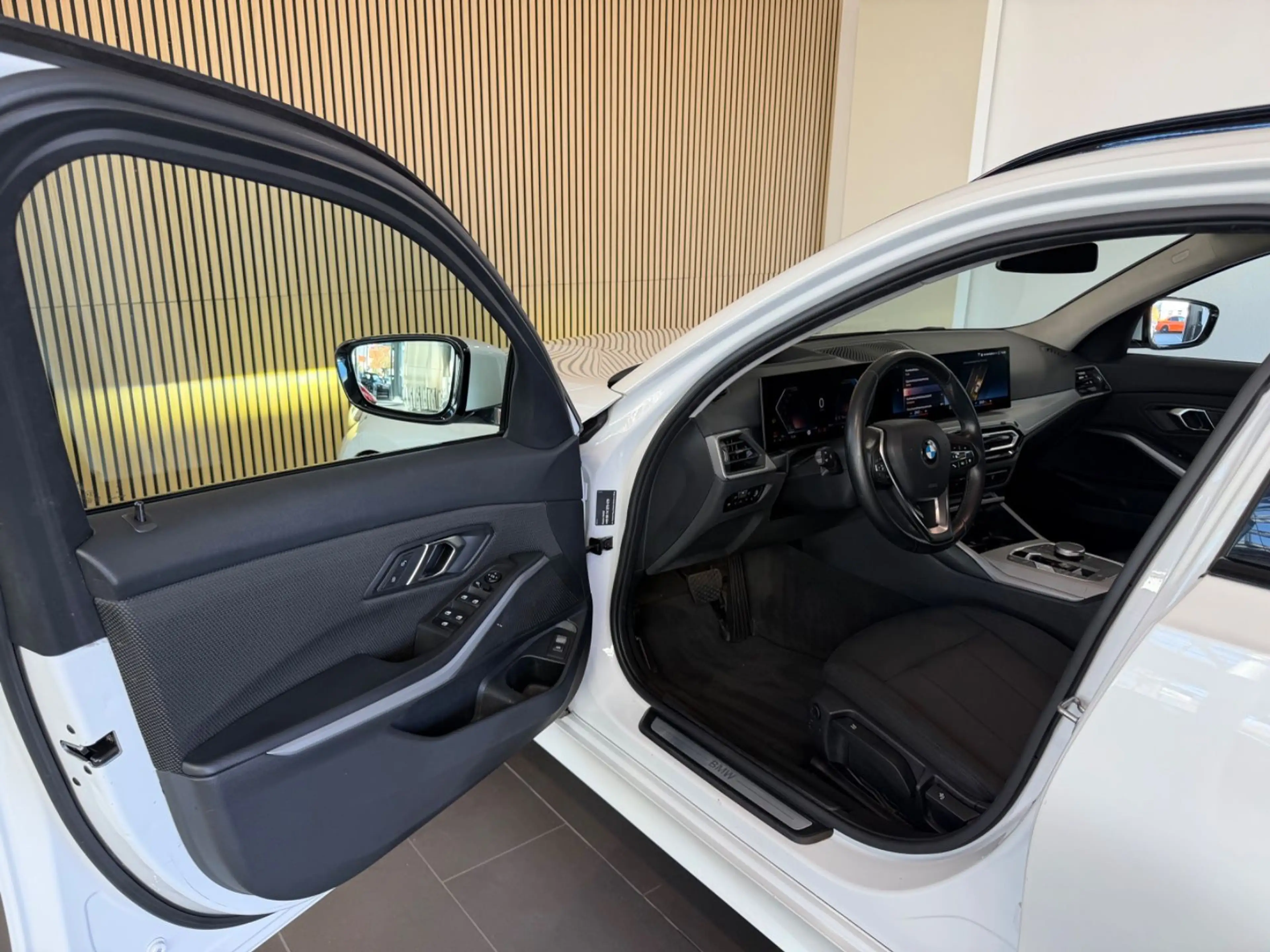 BMW 320 d Touring *LED/HUD/KAMERA/LED/SHZ/ADAPTIVE — photo 9