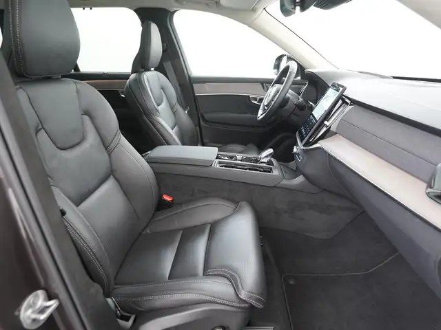 Volvo XC90 view 3