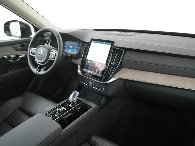 Volvo XC90 view 2