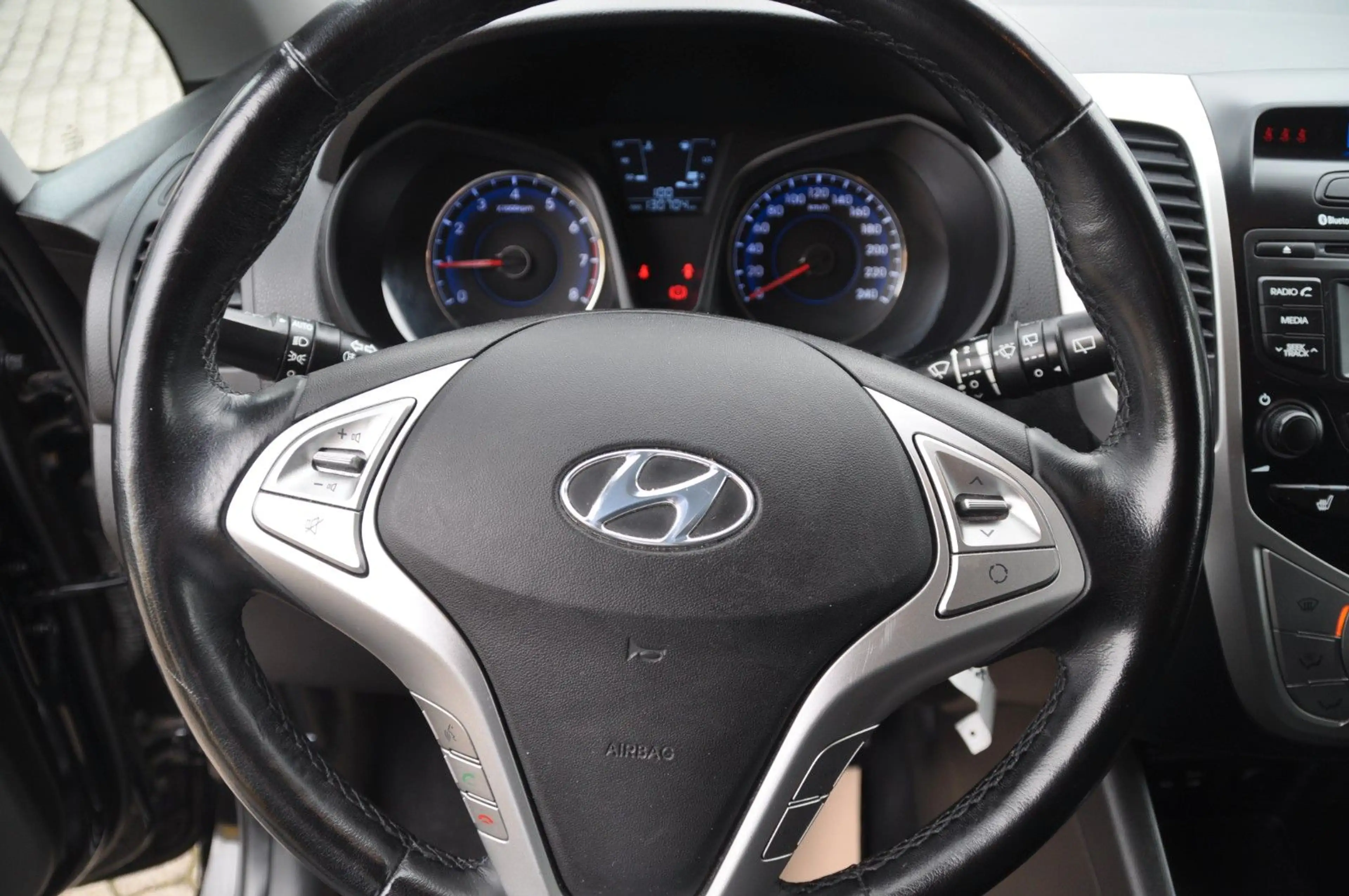Hyundai iX20 blue Space — photo 26