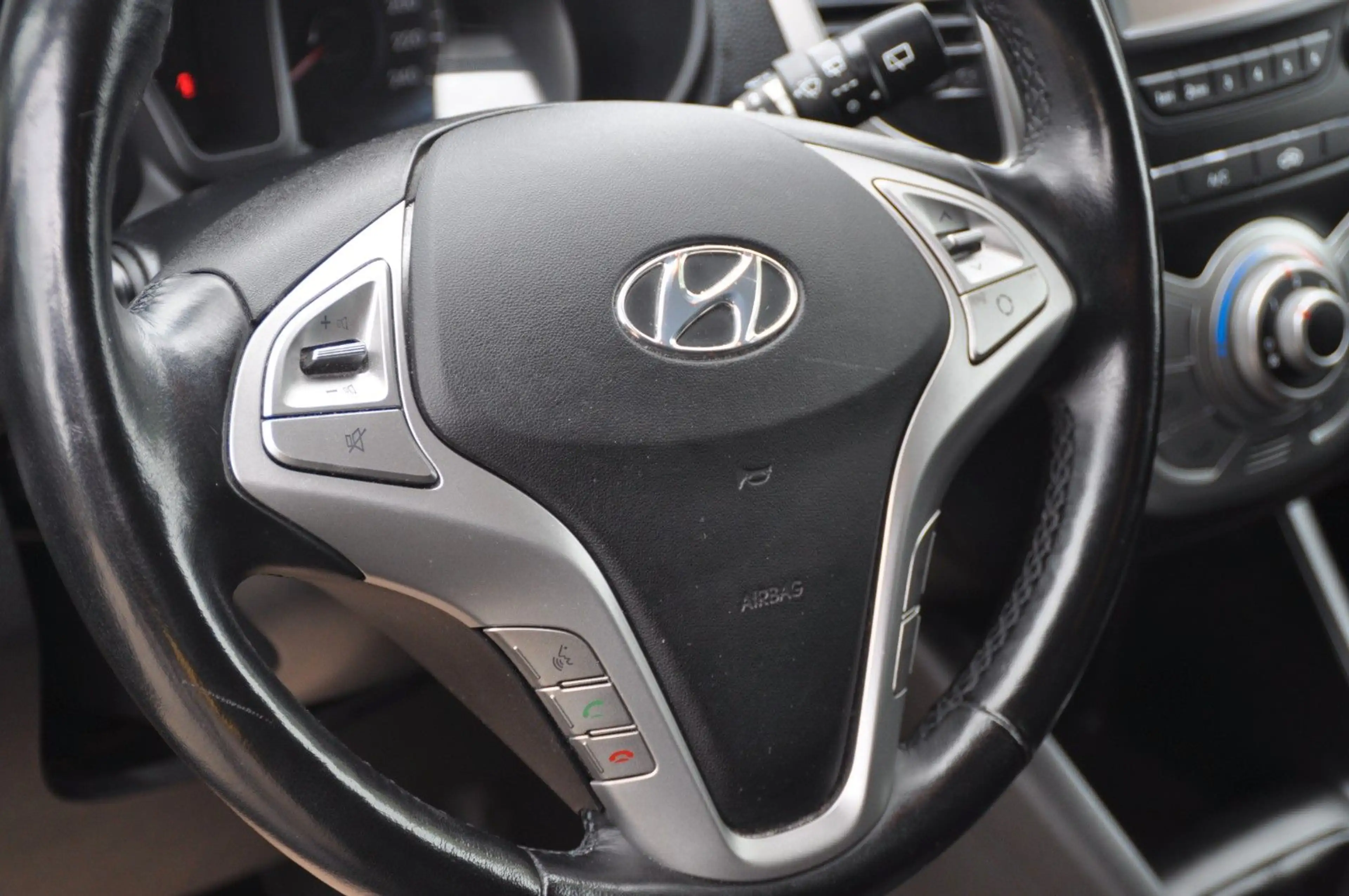 Hyundai iX20 blue Space — photo 31